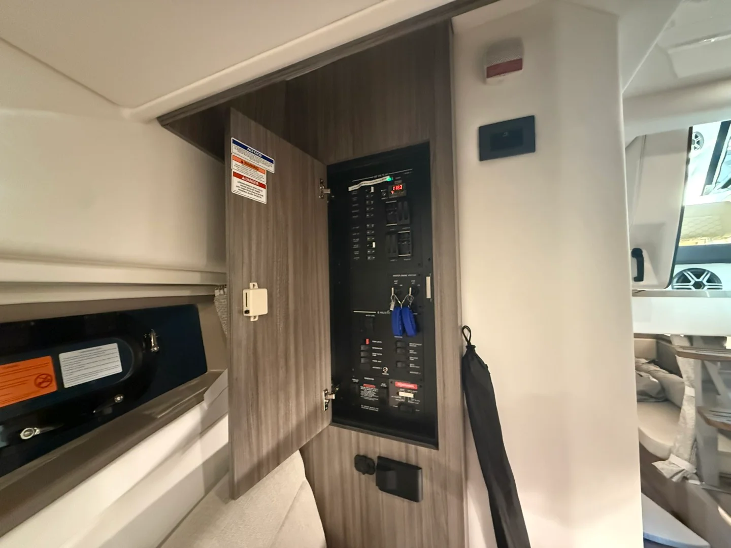 2026 Sea Ray Sundancer 320 Image Thumbnail #37