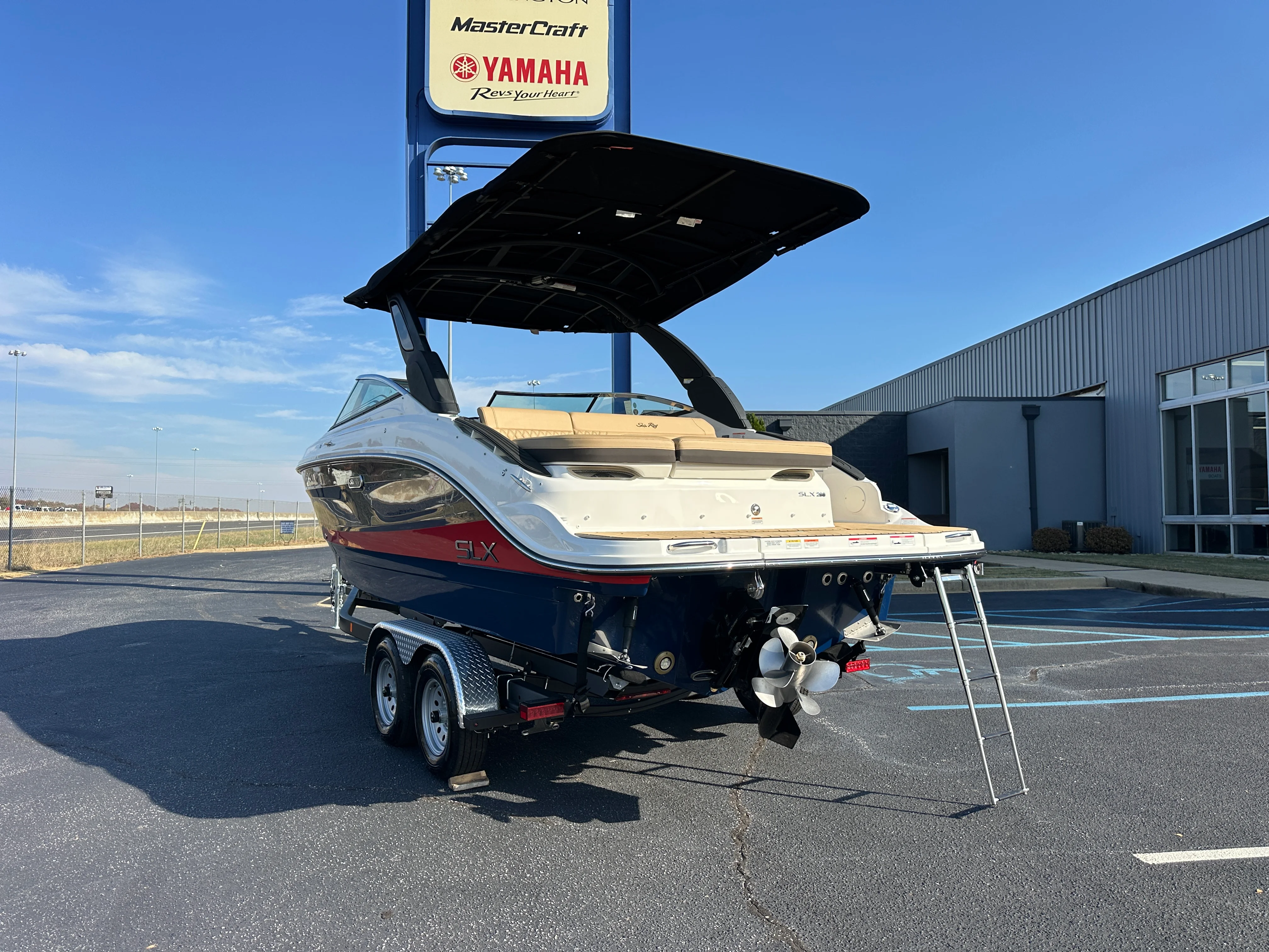 2026 Sea Ray SLX 260 Image Thumbnail #2