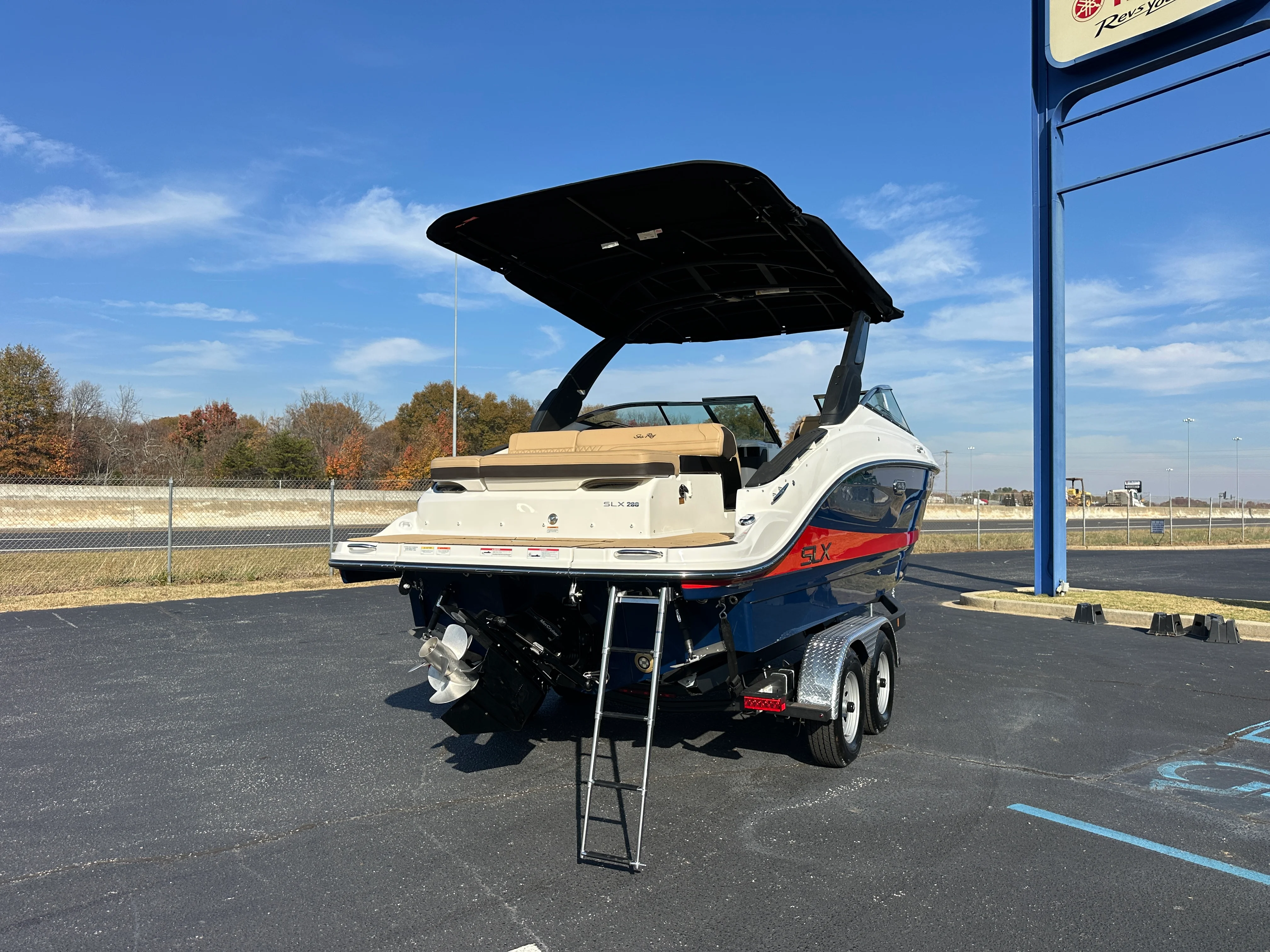 2026 Sea Ray SLX 260 Image Thumbnail #3