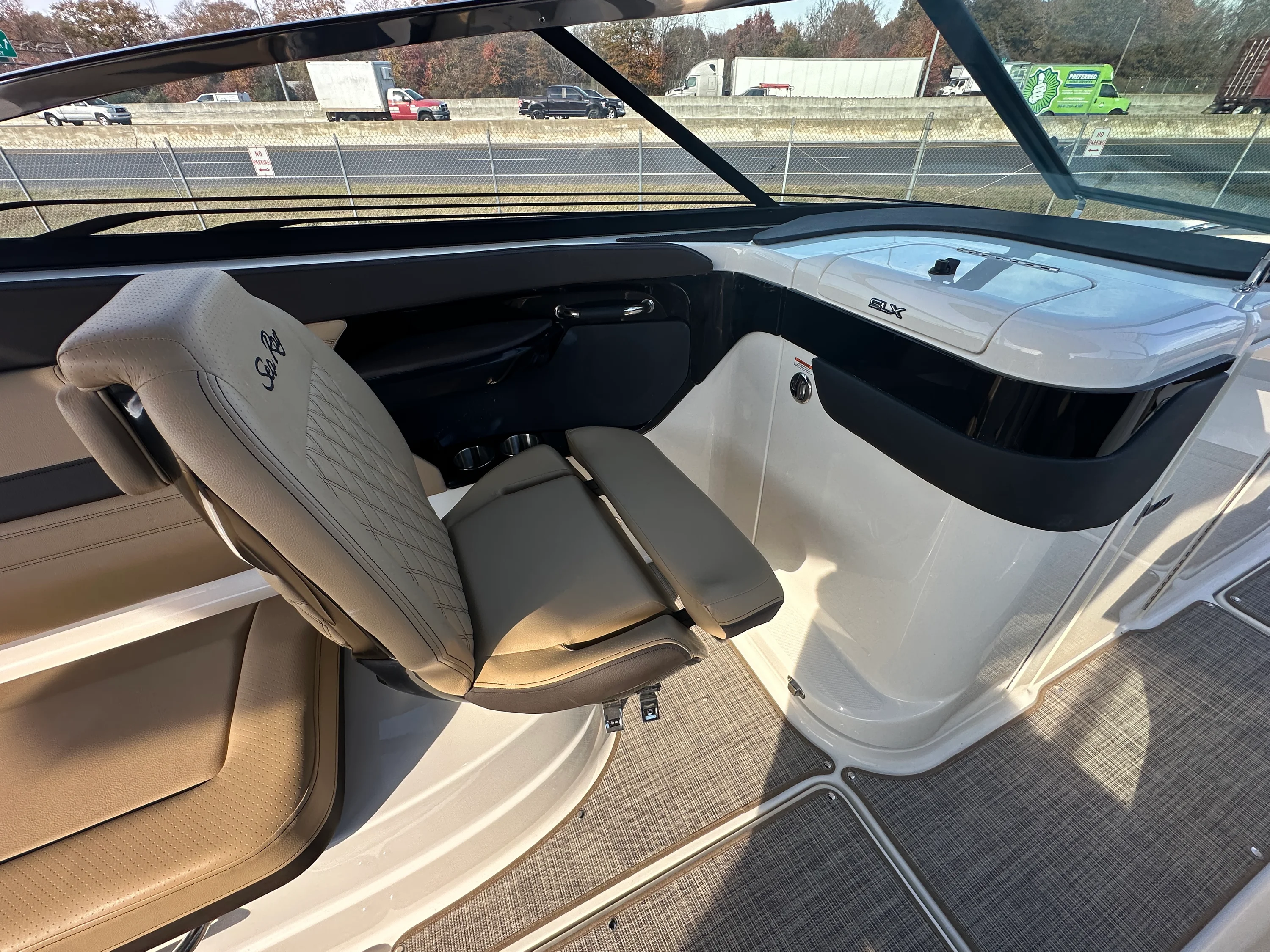 2026 Sea Ray SLX 260 Image Thumbnail #11