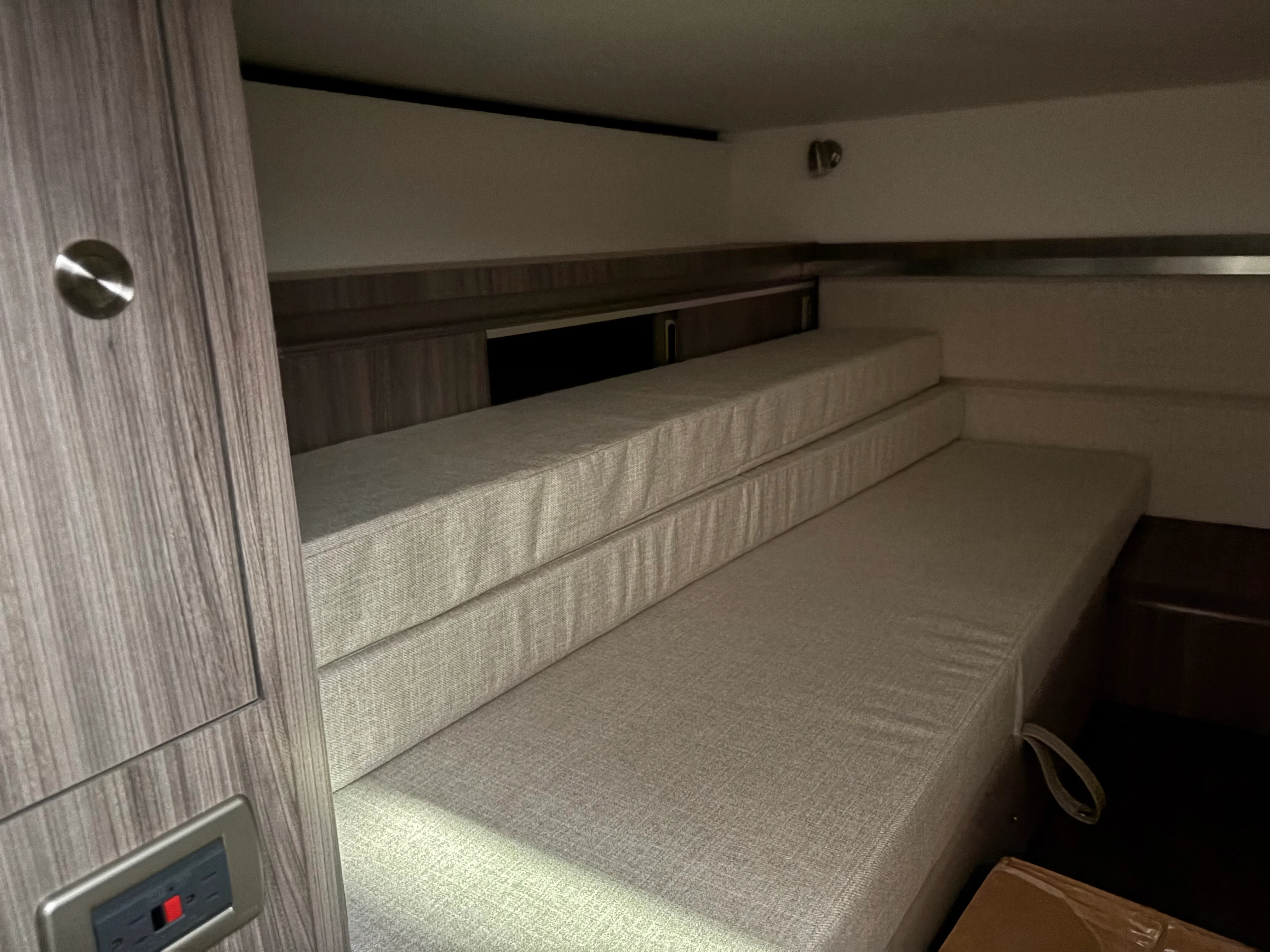 2026 Sea Ray Sundancer 320 Outboard Image Thumbnail #34