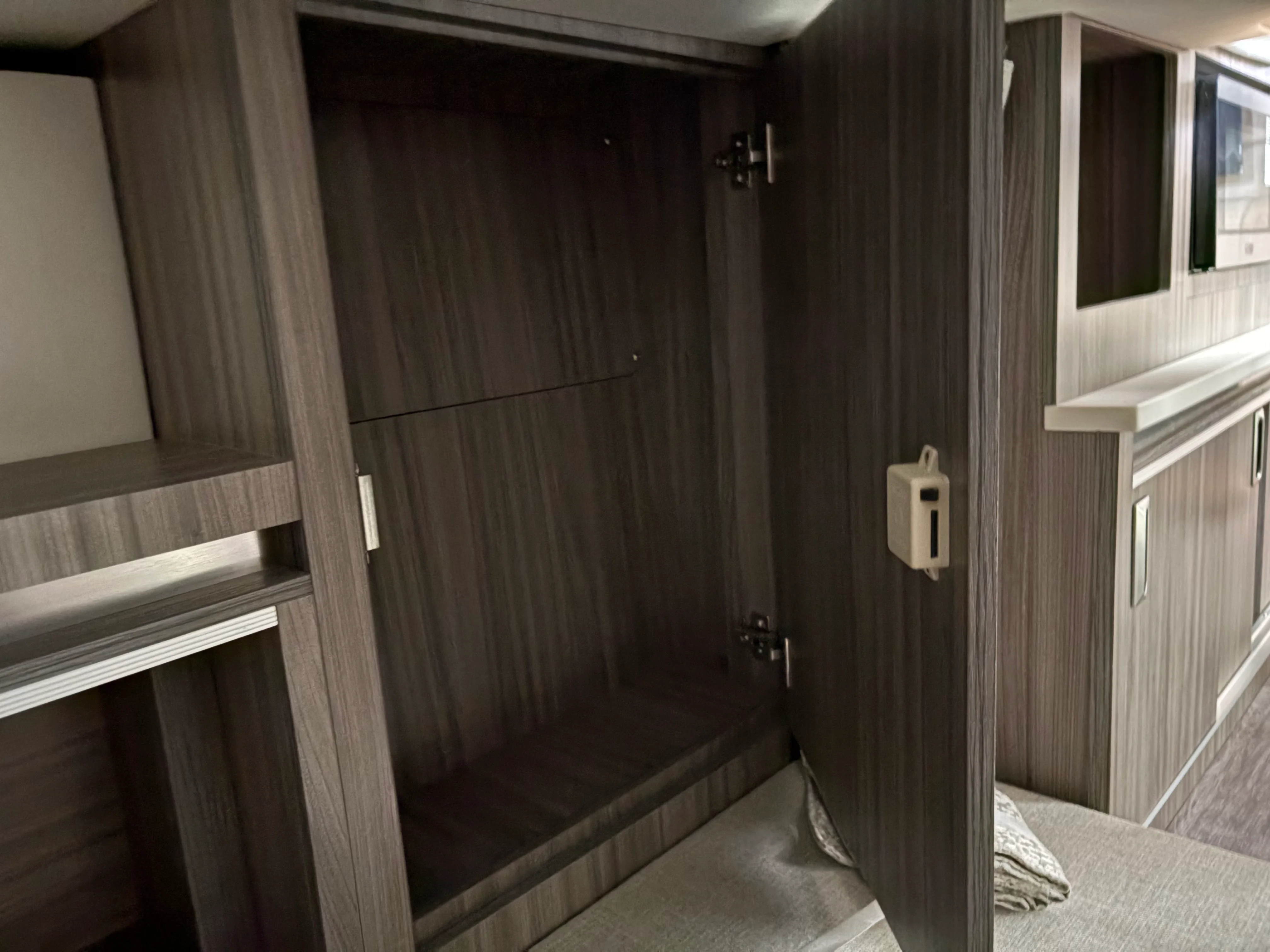 2026 Sea Ray Sundancer 320 Outboard Image Thumbnail #38