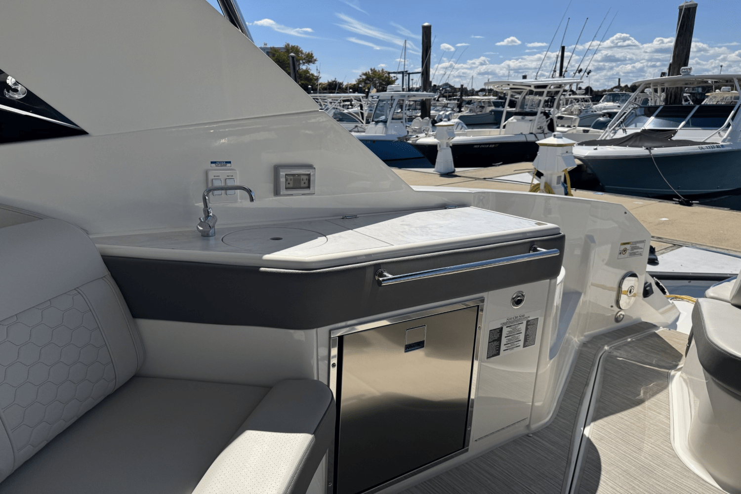 2023 Sea Ray 320 SUNDANCER Image Thumbnail #6