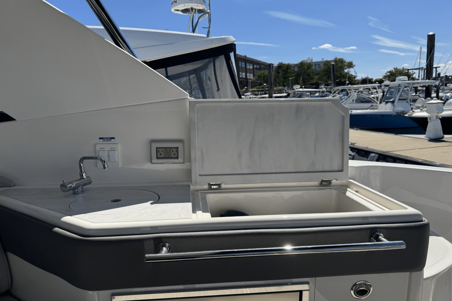 2023 Sea Ray 320 SUNDANCER Image Thumbnail #7