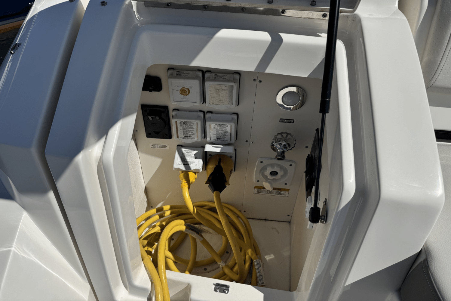 2023 Sea Ray 320 SUNDANCER Image Thumbnail #5