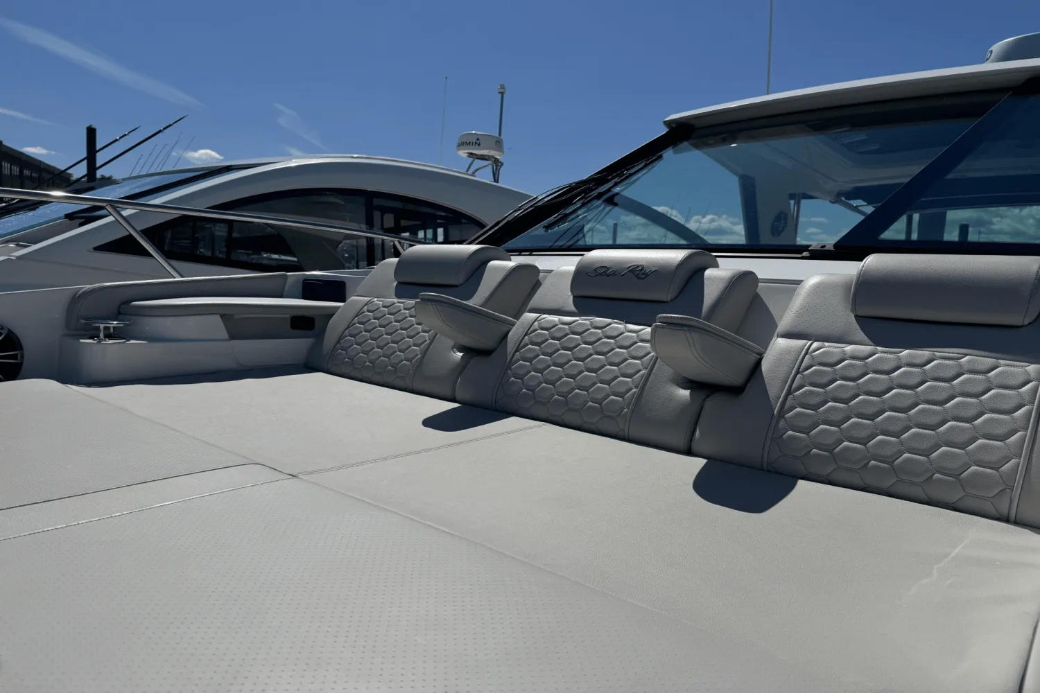 2023 Sea Ray 320 SUNDANCER Image Thumbnail #17