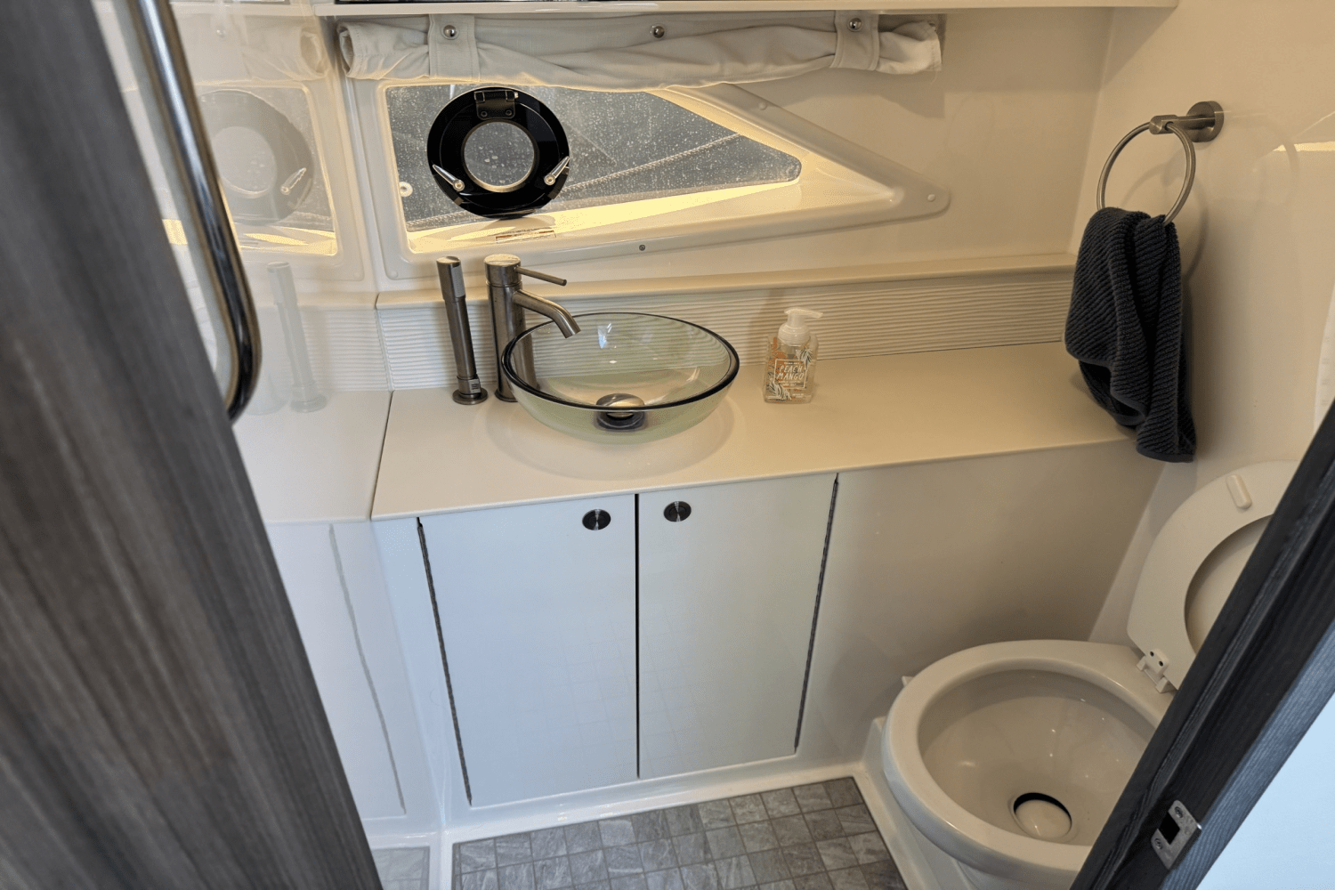 2023 Sea Ray 320 SUNDANCER Image Thumbnail #10