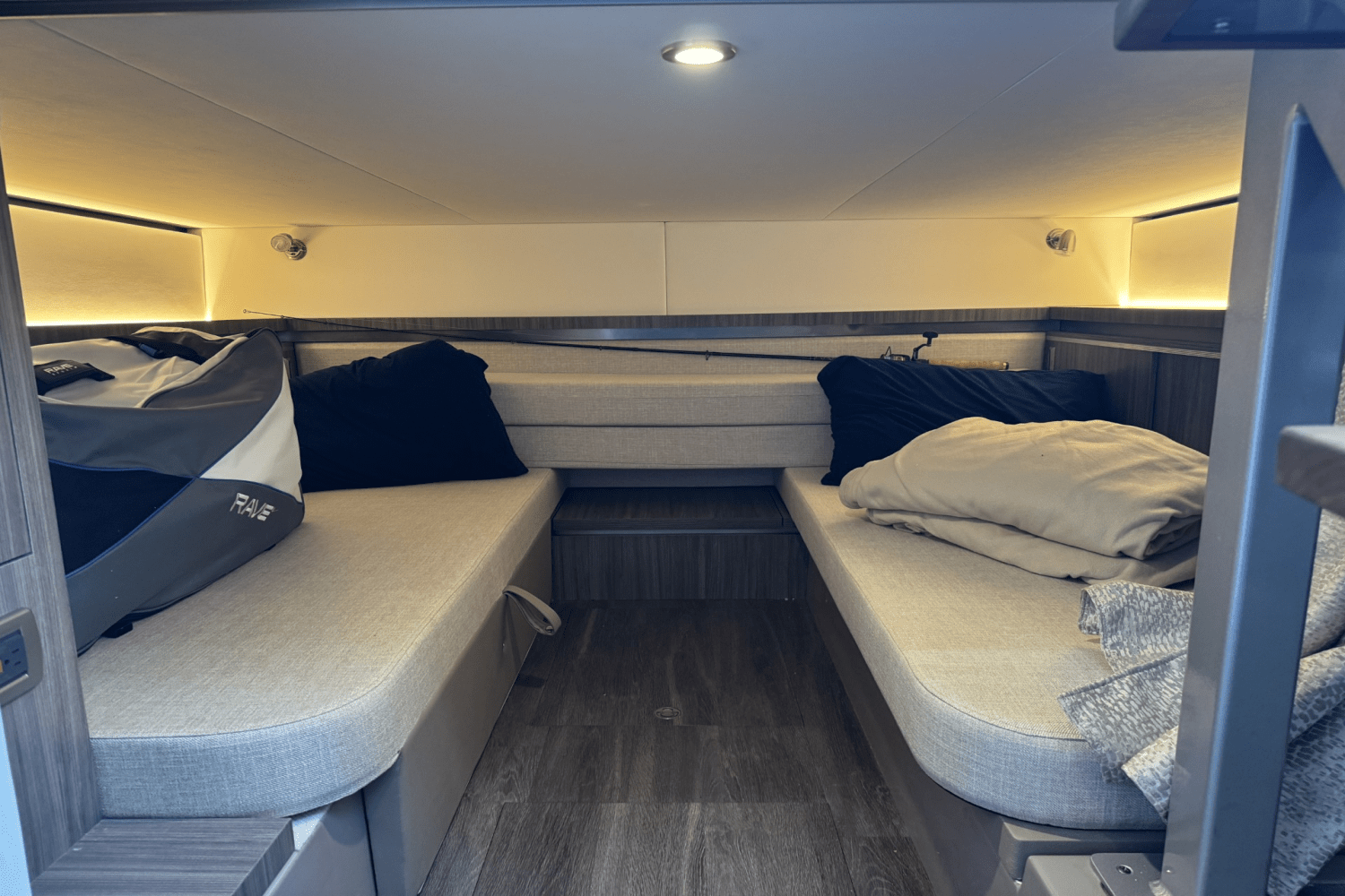 2023 Sea Ray 320 SUNDANCER Image Thumbnail #9