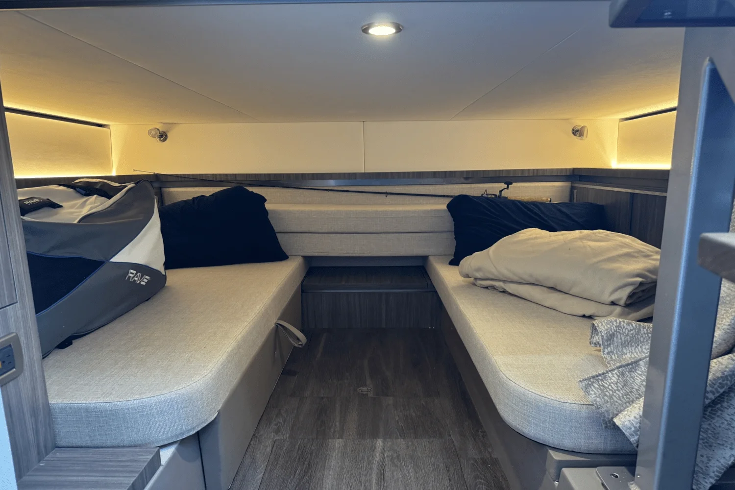 2023 Sea Ray 320 SUNDANCER Image Thumbnail #9