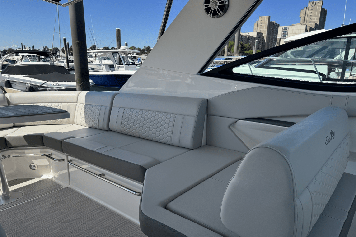 2023 Sea Ray 320 SUNDANCER Image Thumbnail #16