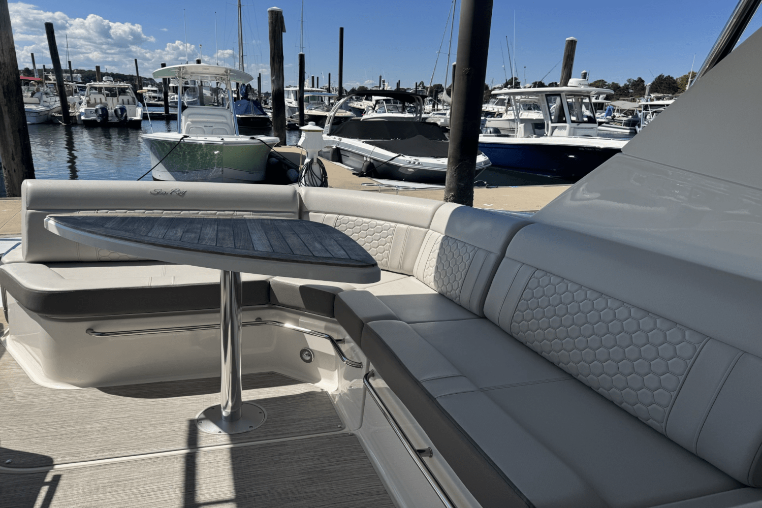2023 Sea Ray 320 SUNDANCER Image Thumbnail #8