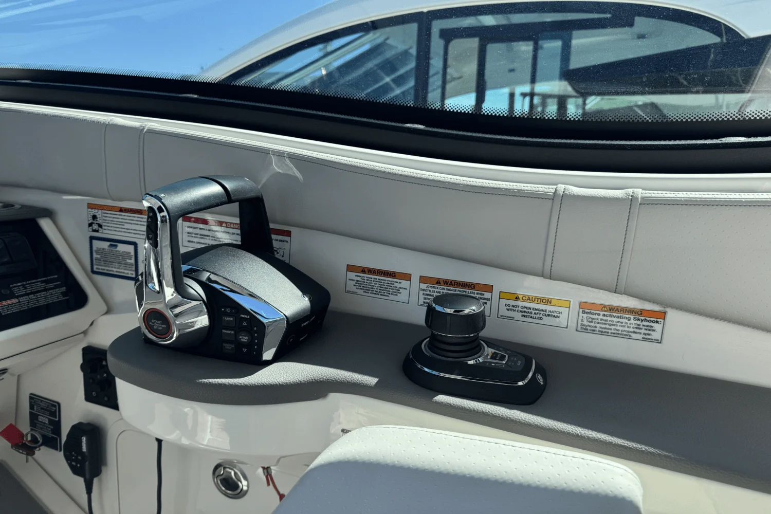 2023 Sea Ray 320 SUNDANCER Image Thumbnail #11