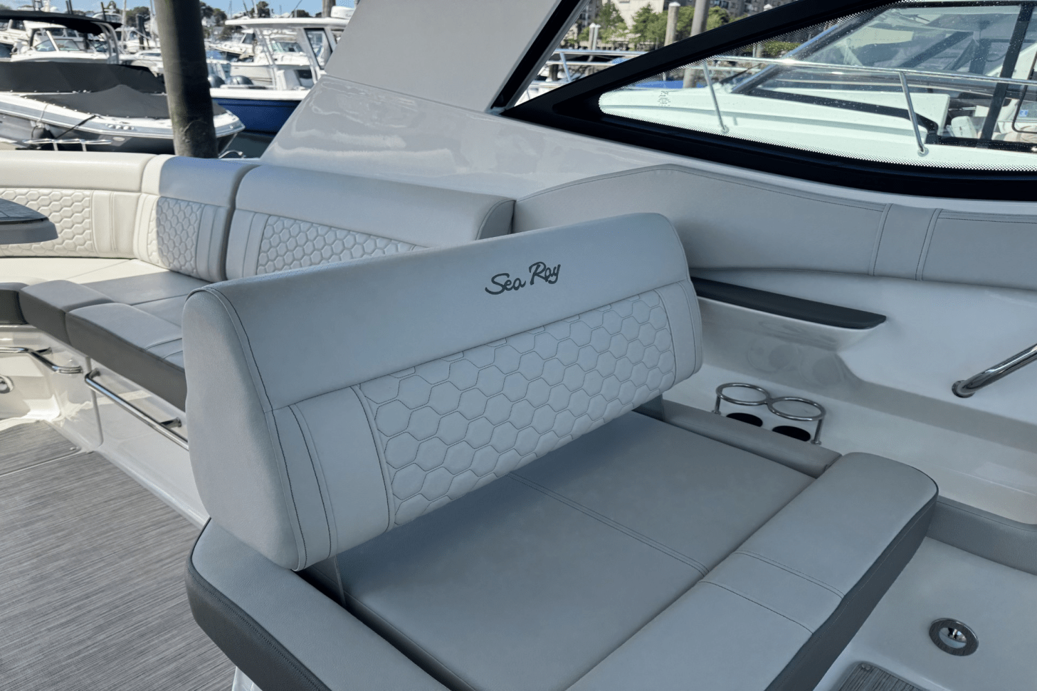 2023 Sea Ray 320 SUNDANCER Image Thumbnail #15