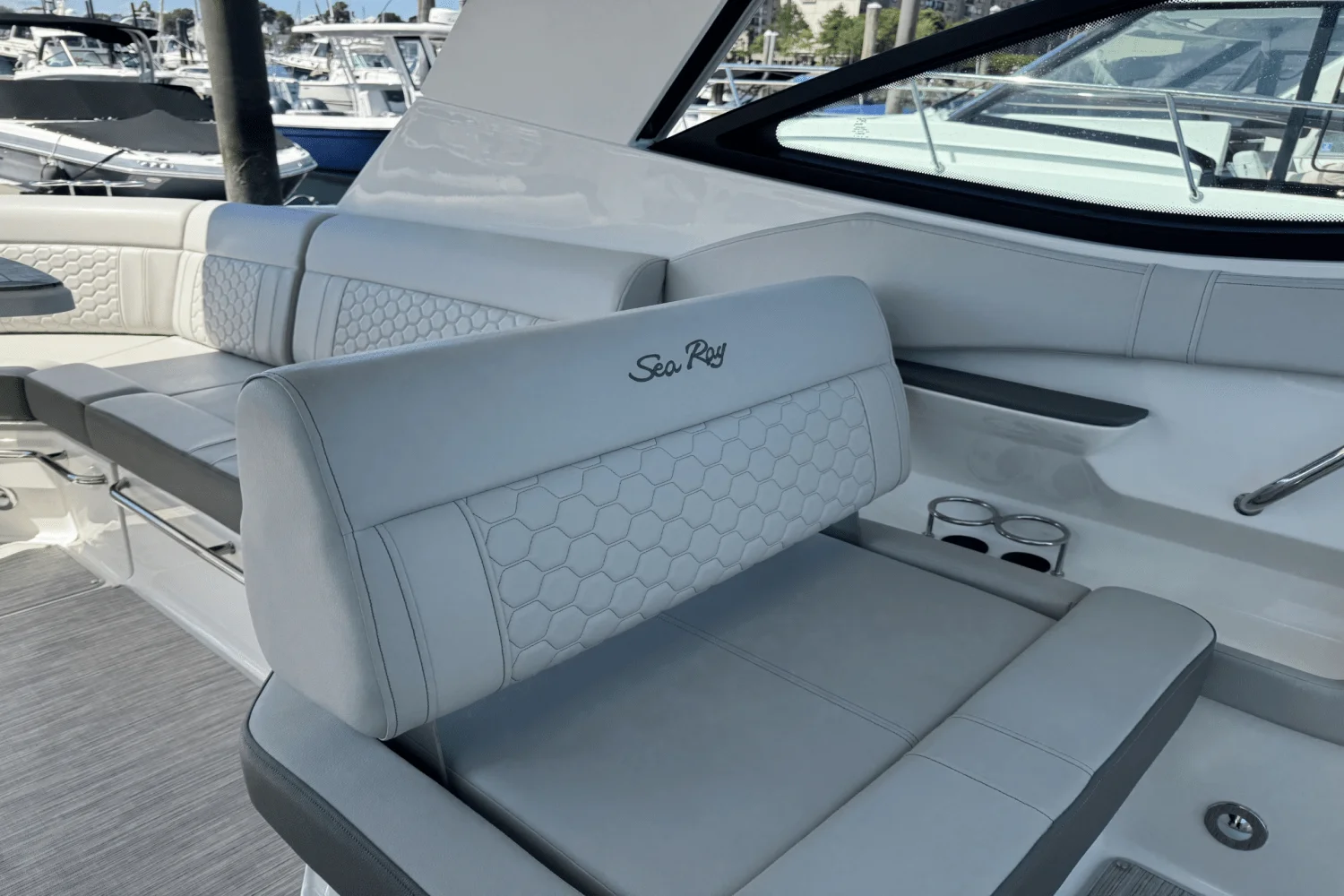 2023 Sea Ray 320 SUNDANCER Image Thumbnail #15