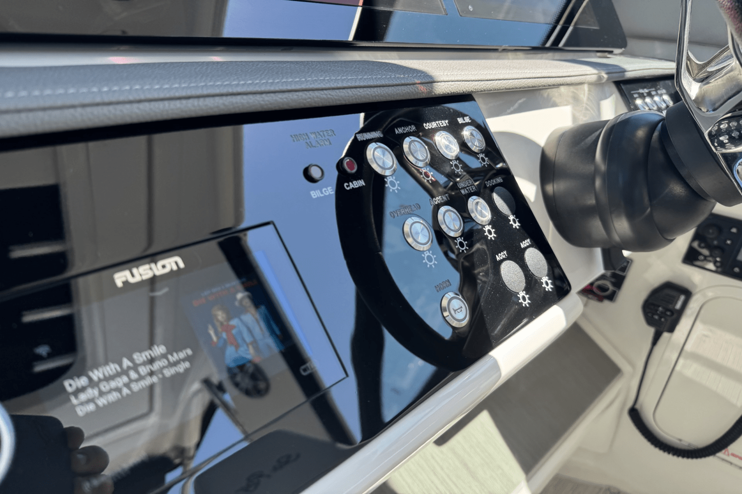 2023 Sea Ray 320 SUNDANCER Image Thumbnail #12