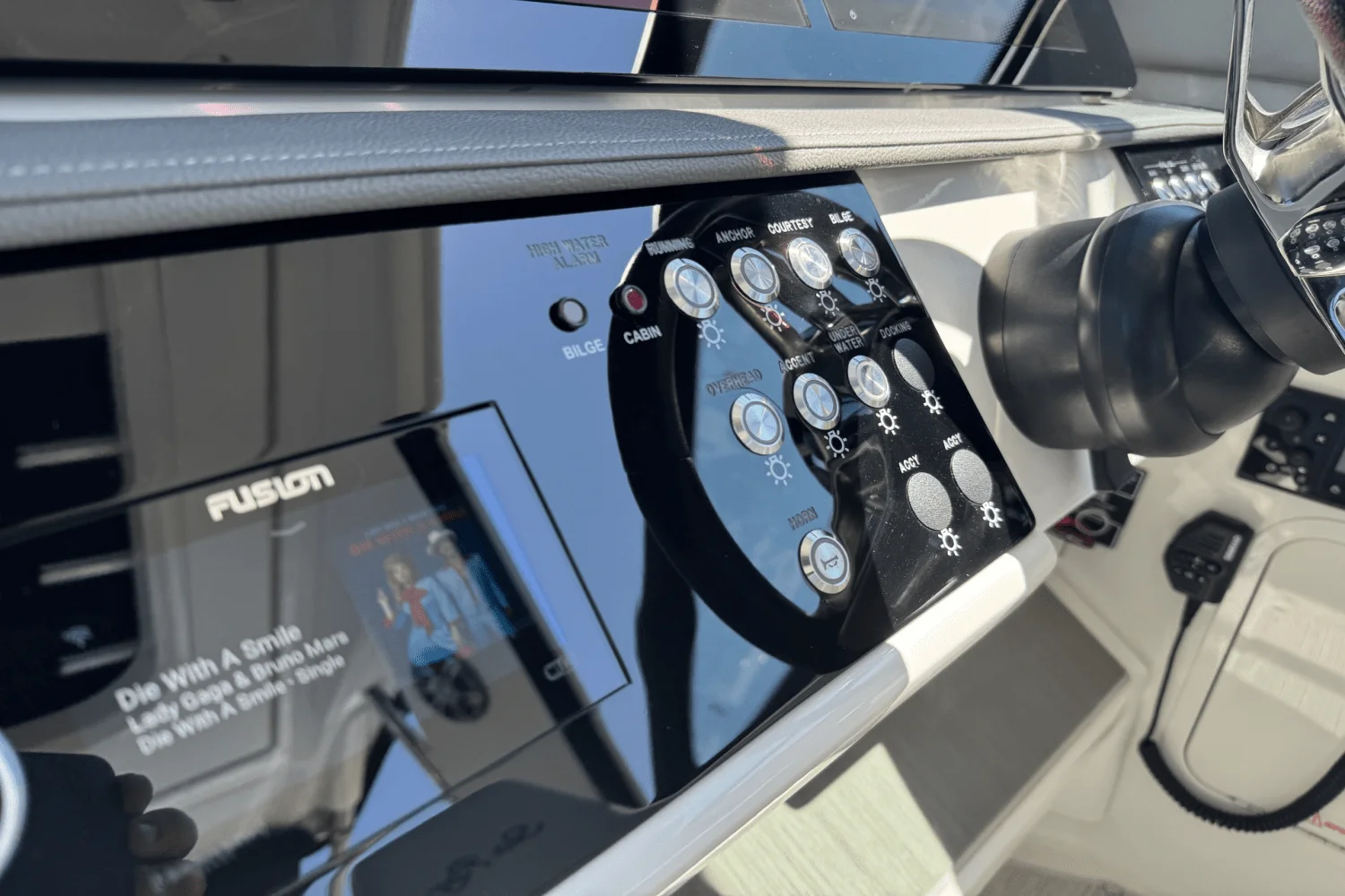 2023 Sea Ray 320 SUNDANCER Image Thumbnail #12