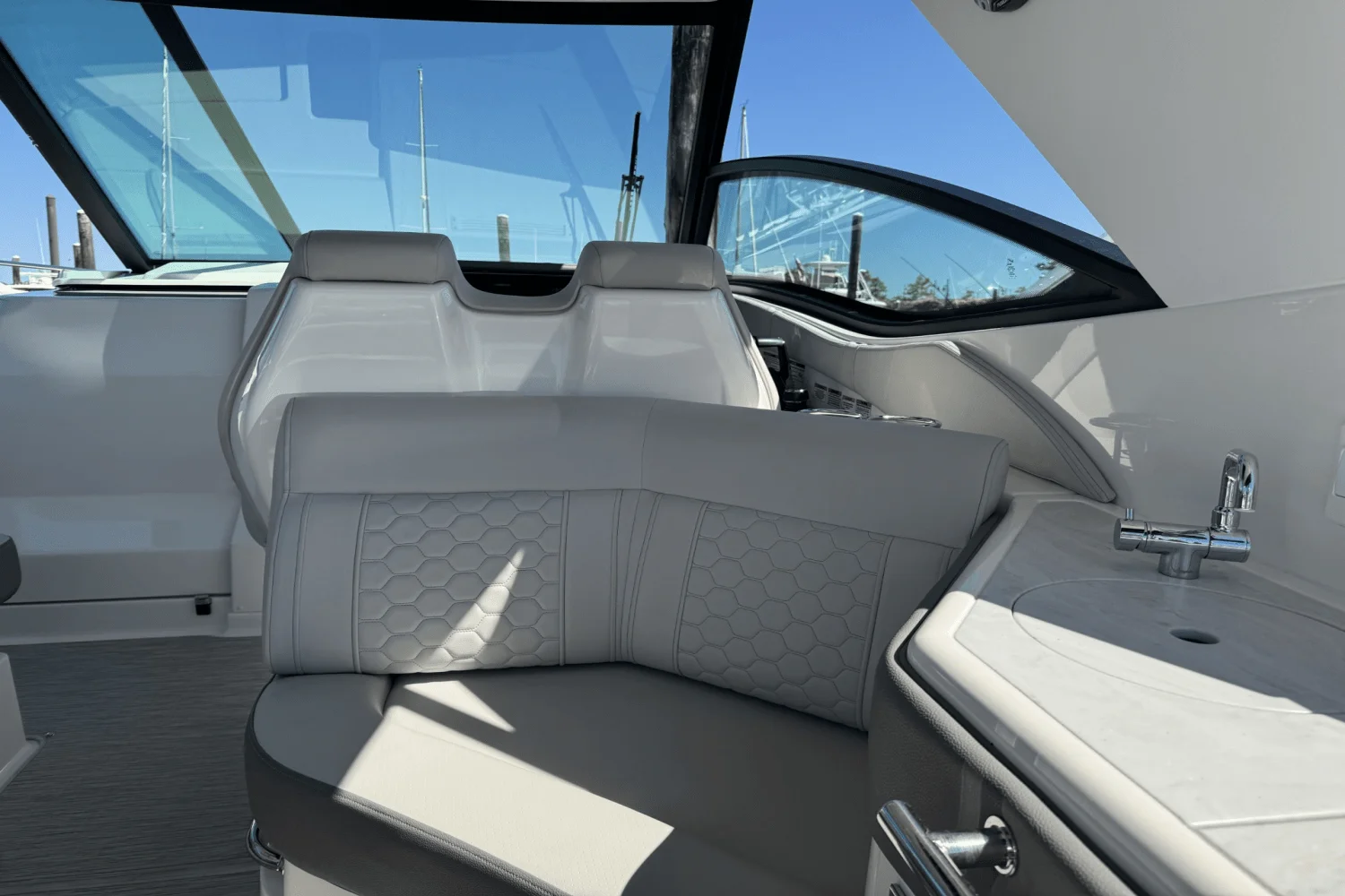 2023 Sea Ray 320 SUNDANCER Image Thumbnail #13