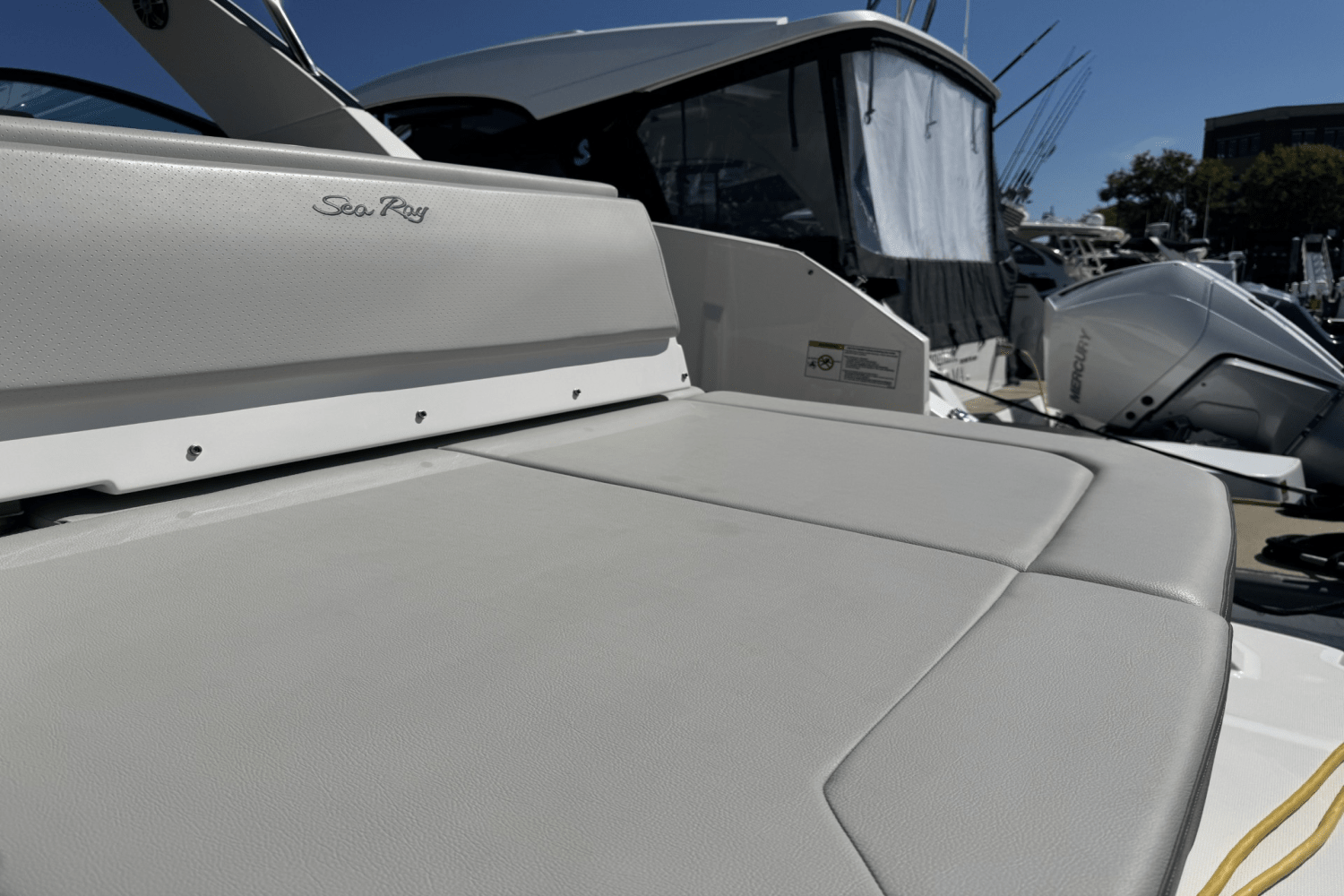 2023 Sea Ray 320 SUNDANCER Image Thumbnail #3