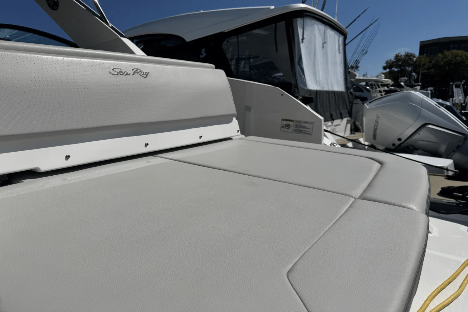 2023 Sea Ray 320 SUNDANCER Image Thumbnail #3