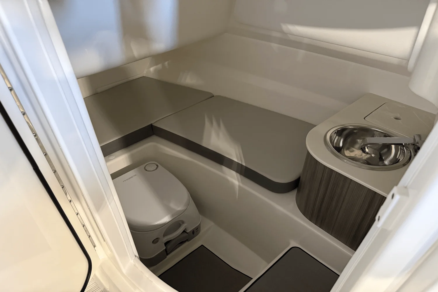 2026 Sea Ray SDX 250 Outboard Image Thumbnail #23