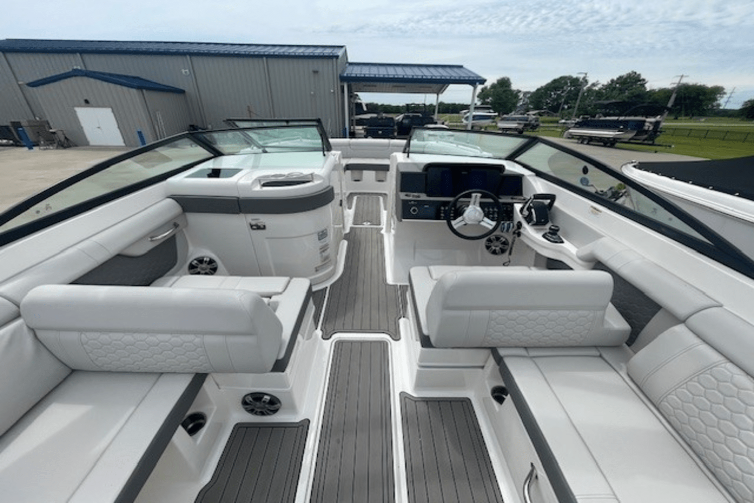2024 Sea Ray 290 SDX OB Image Thumbnail #3