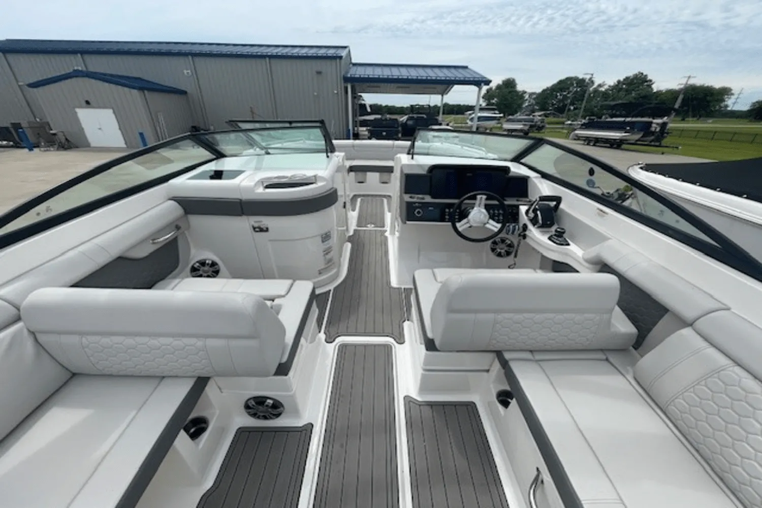2024 Sea Ray 290 SDX OB Image Thumbnail #3