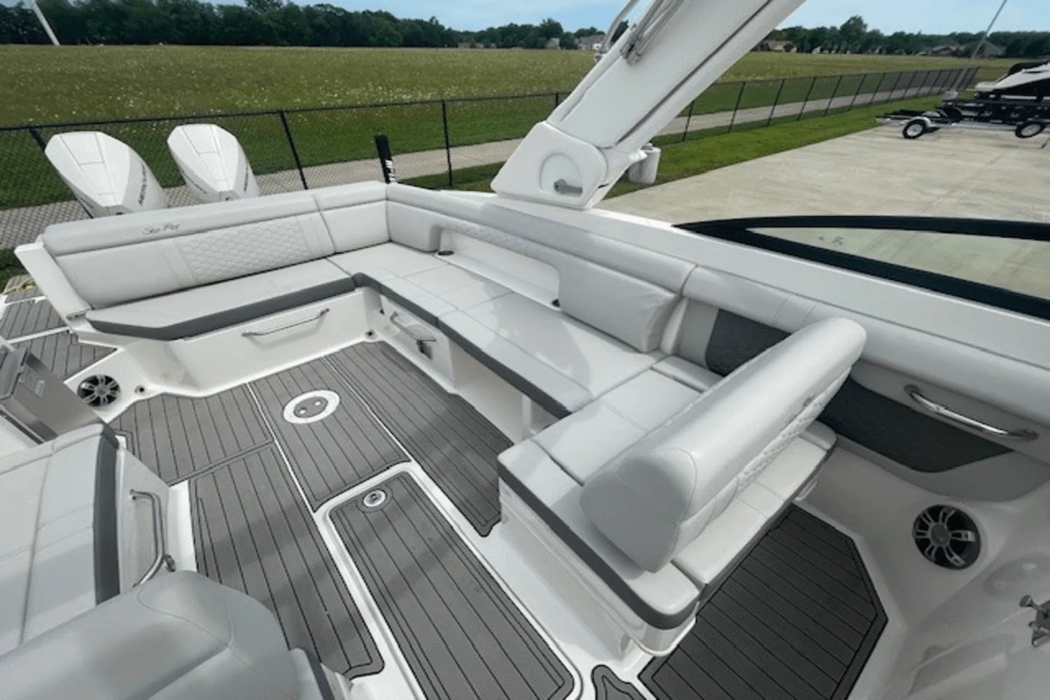 2024 Sea Ray 290 SDX OB Image Thumbnail #4