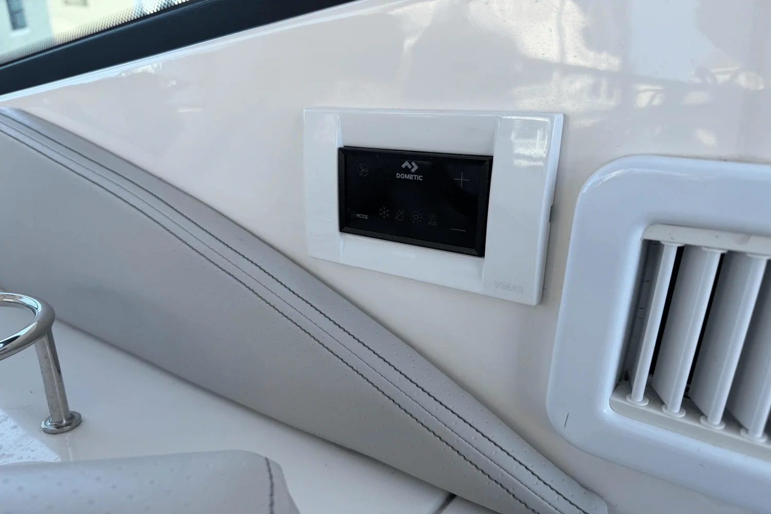 2021 Sea Ray 320 SUNDANCER Image Thumbnail #14