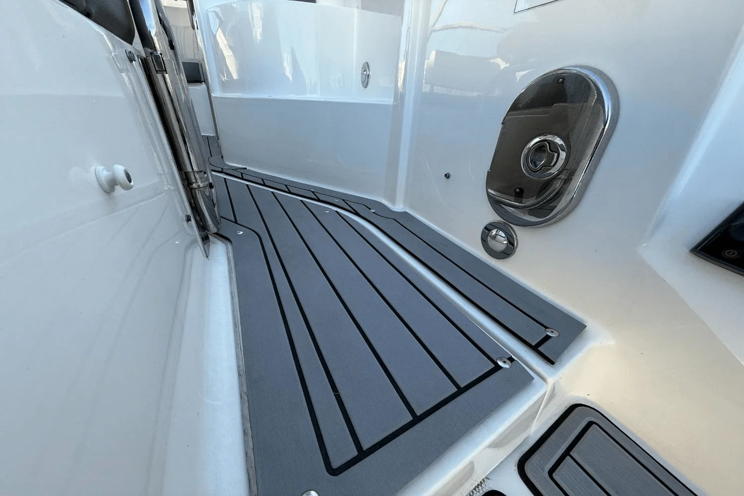 2021 Sea Ray 320 SUNDANCER Image Thumbnail #16