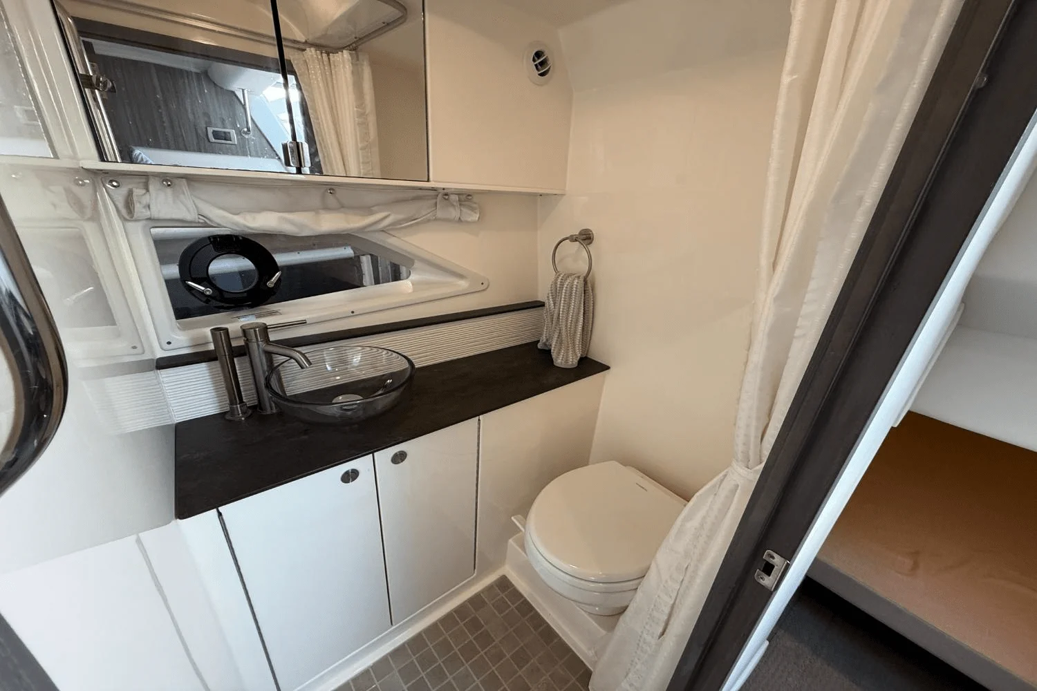 2021 Sea Ray 320 SUNDANCER Image Thumbnail #53