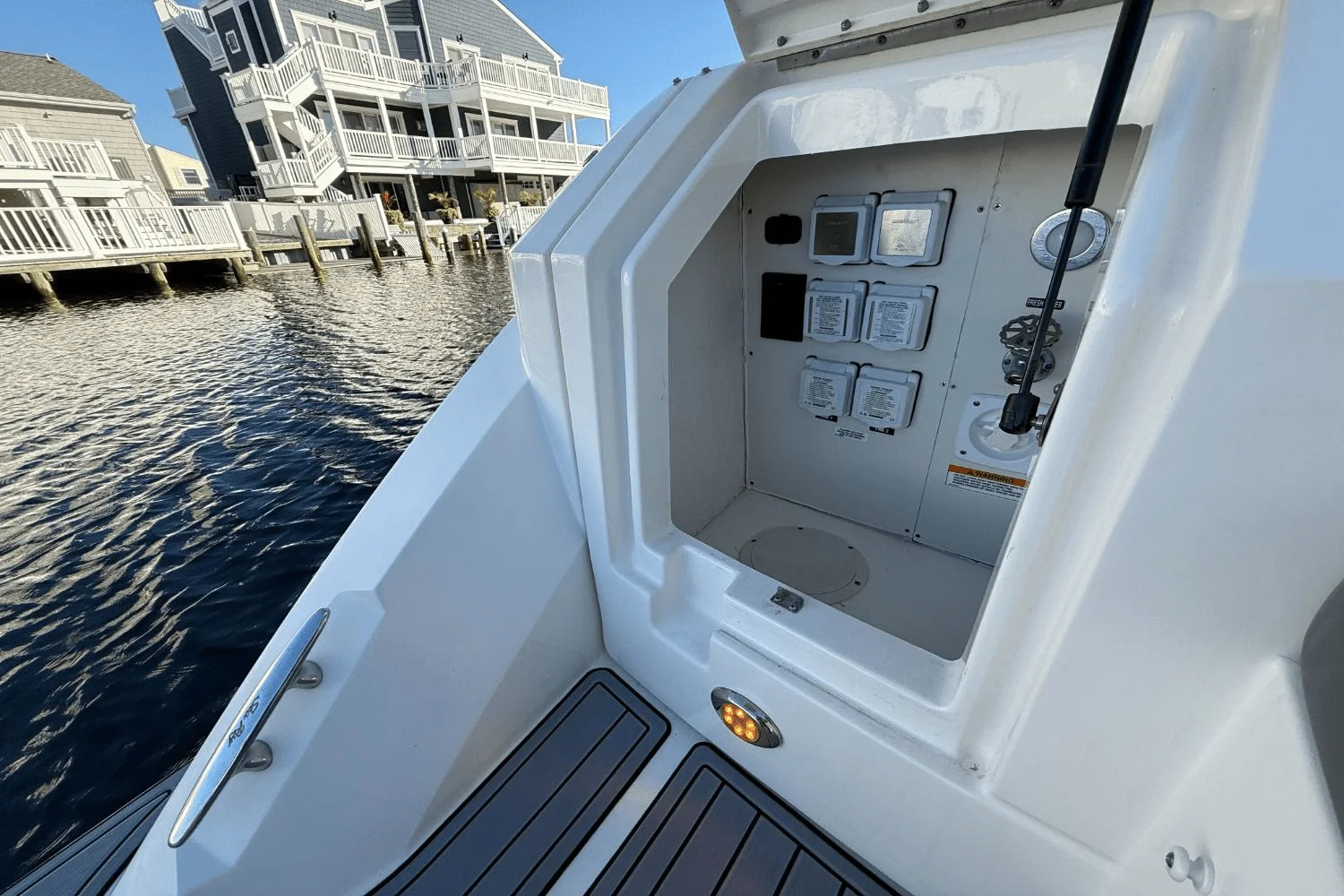 2021 Sea Ray 320 SUNDANCER Image Thumbnail #9