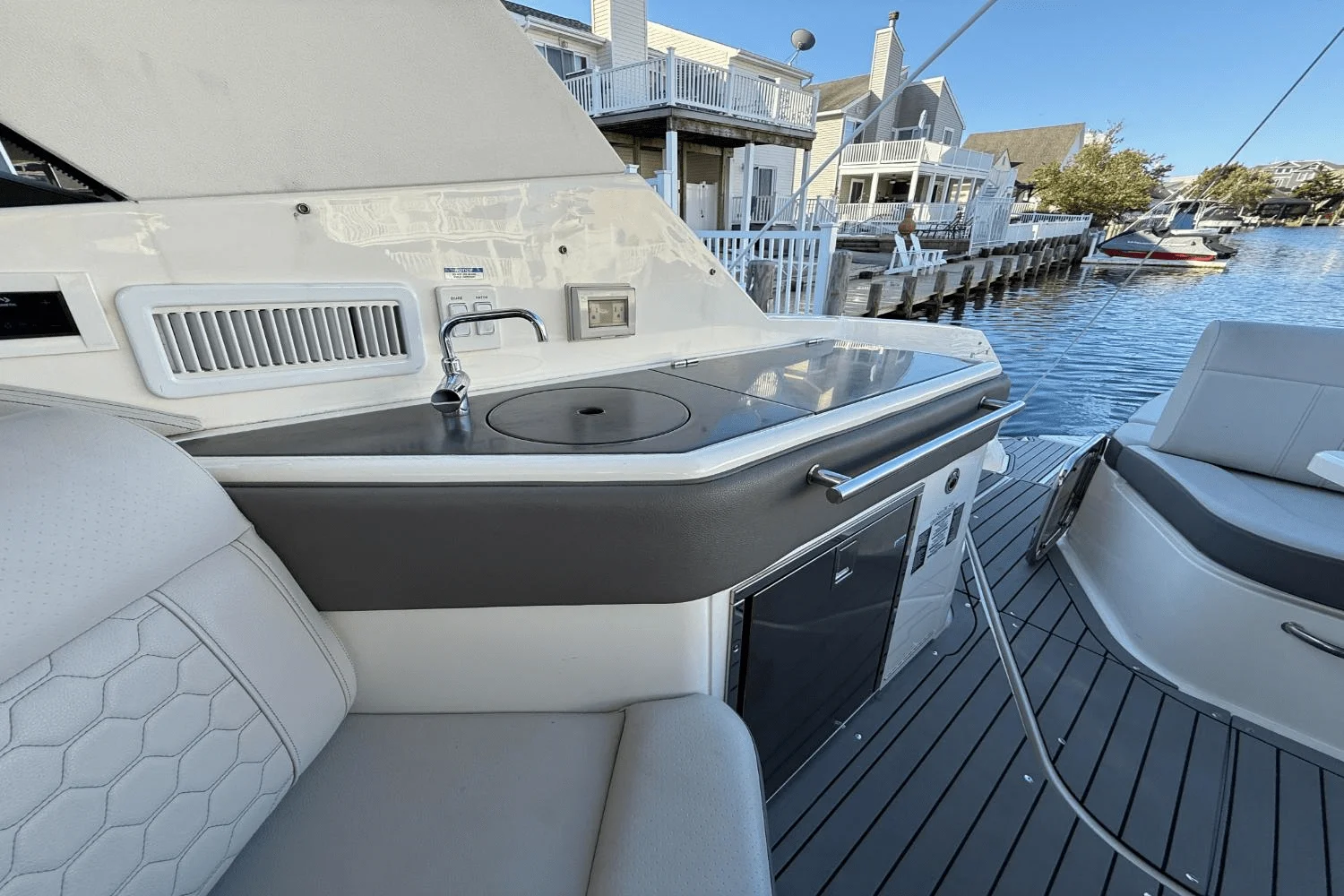2021 Sea Ray 320 SUNDANCER Image Thumbnail #25