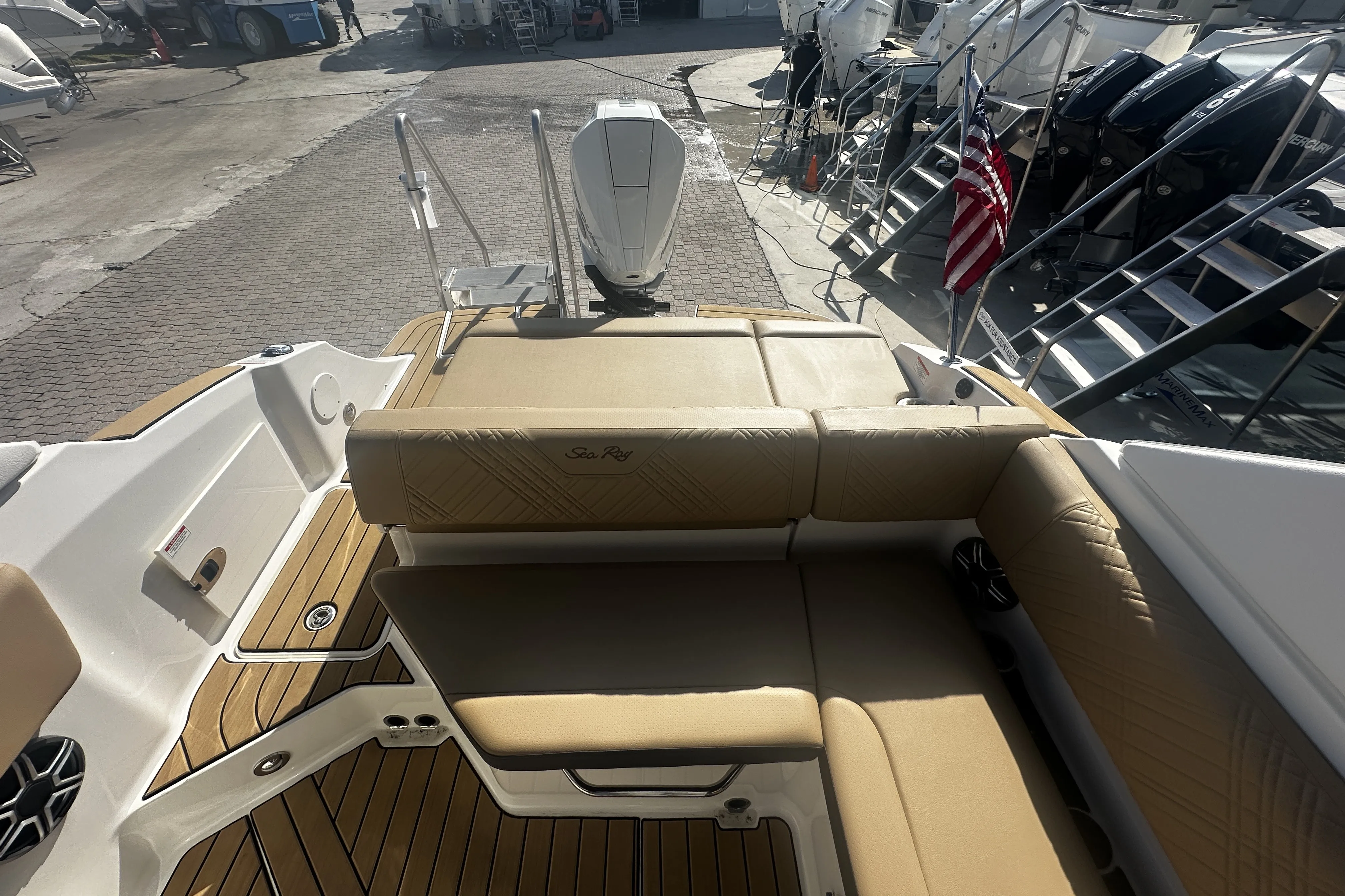 2026 Sea Ray SDX 230 Outboard Image Thumbnail #8