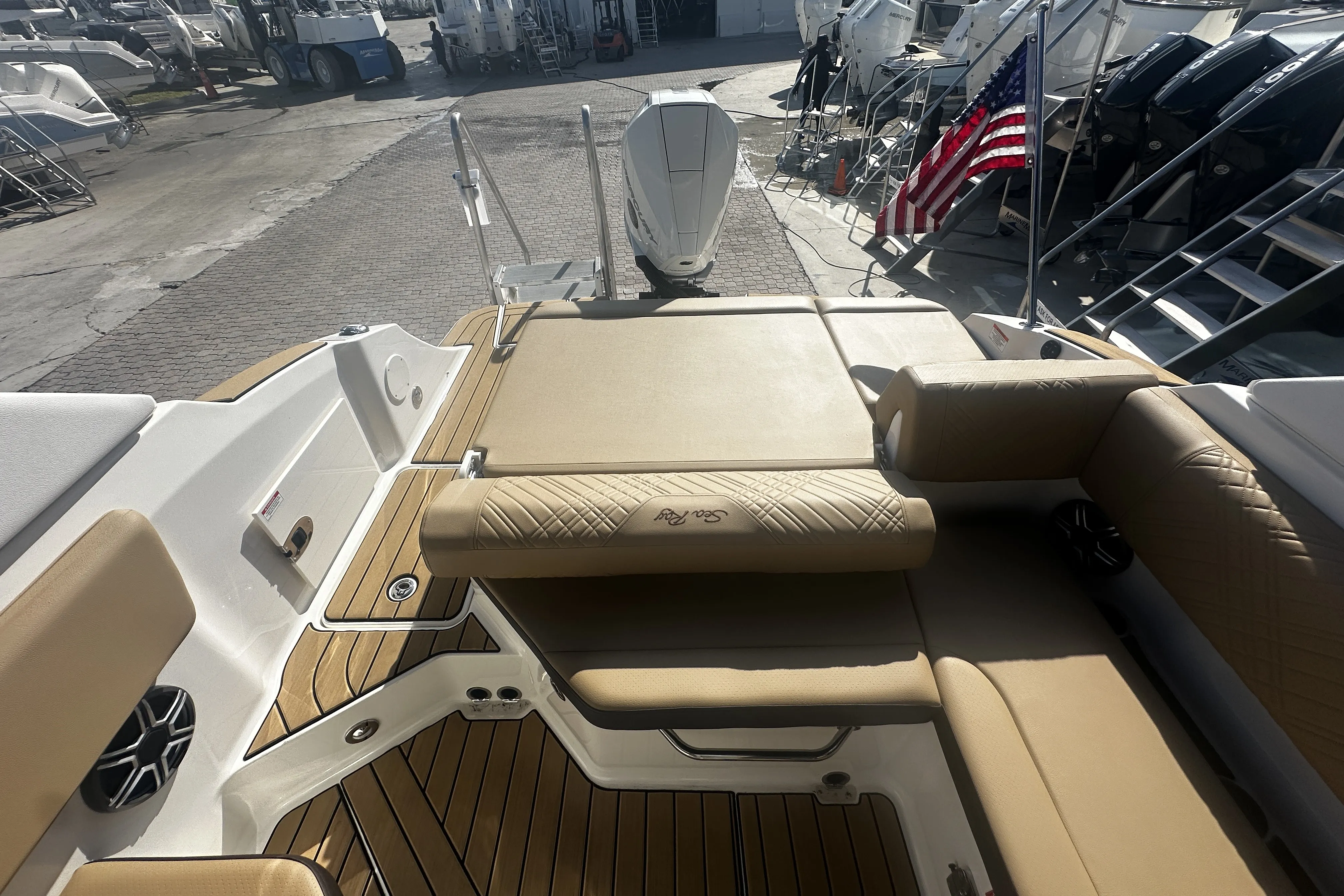 2026 Sea Ray SDX 230 Outboard Image Thumbnail #9