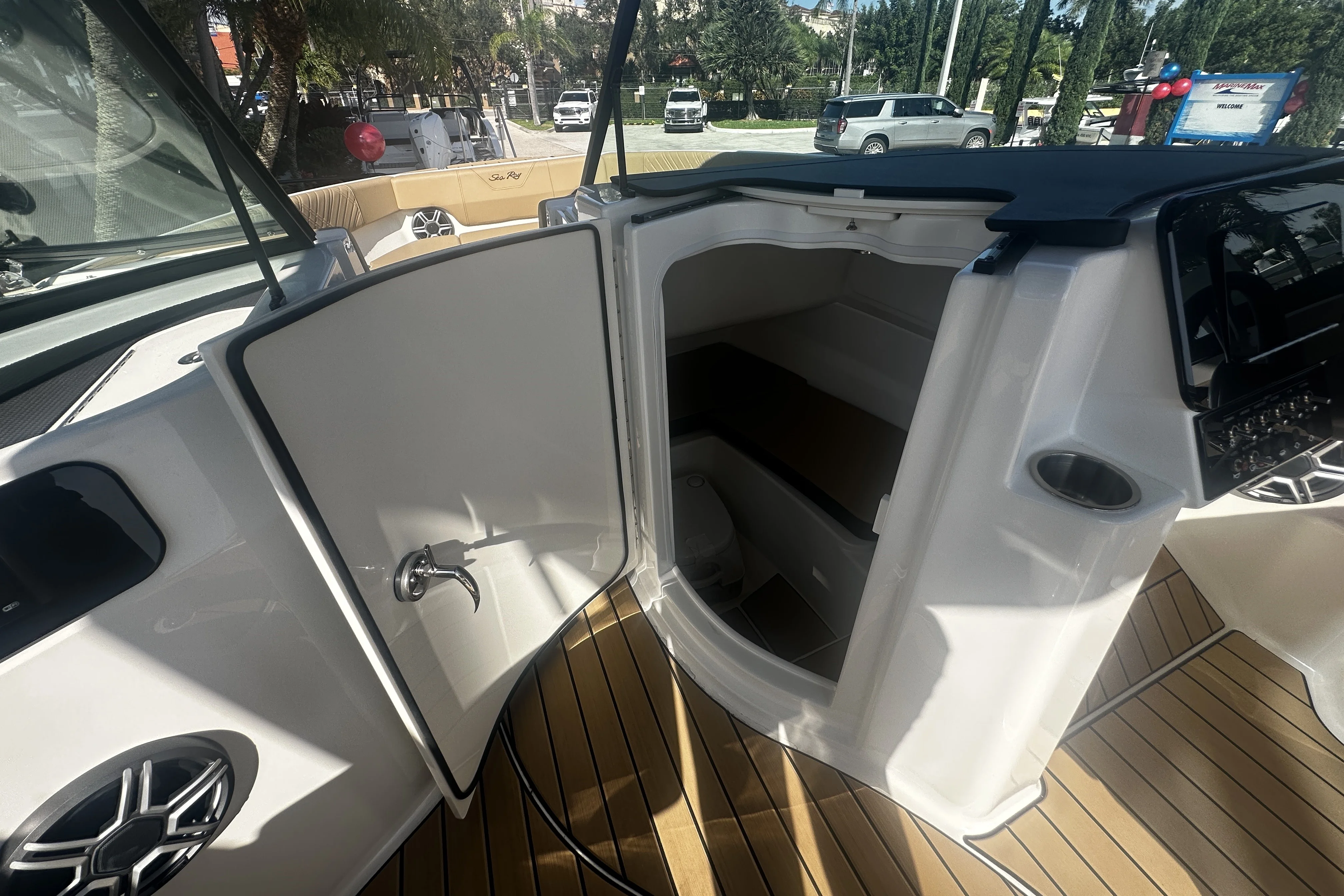 2026 Sea Ray SDX 230 Outboard Image Thumbnail #21