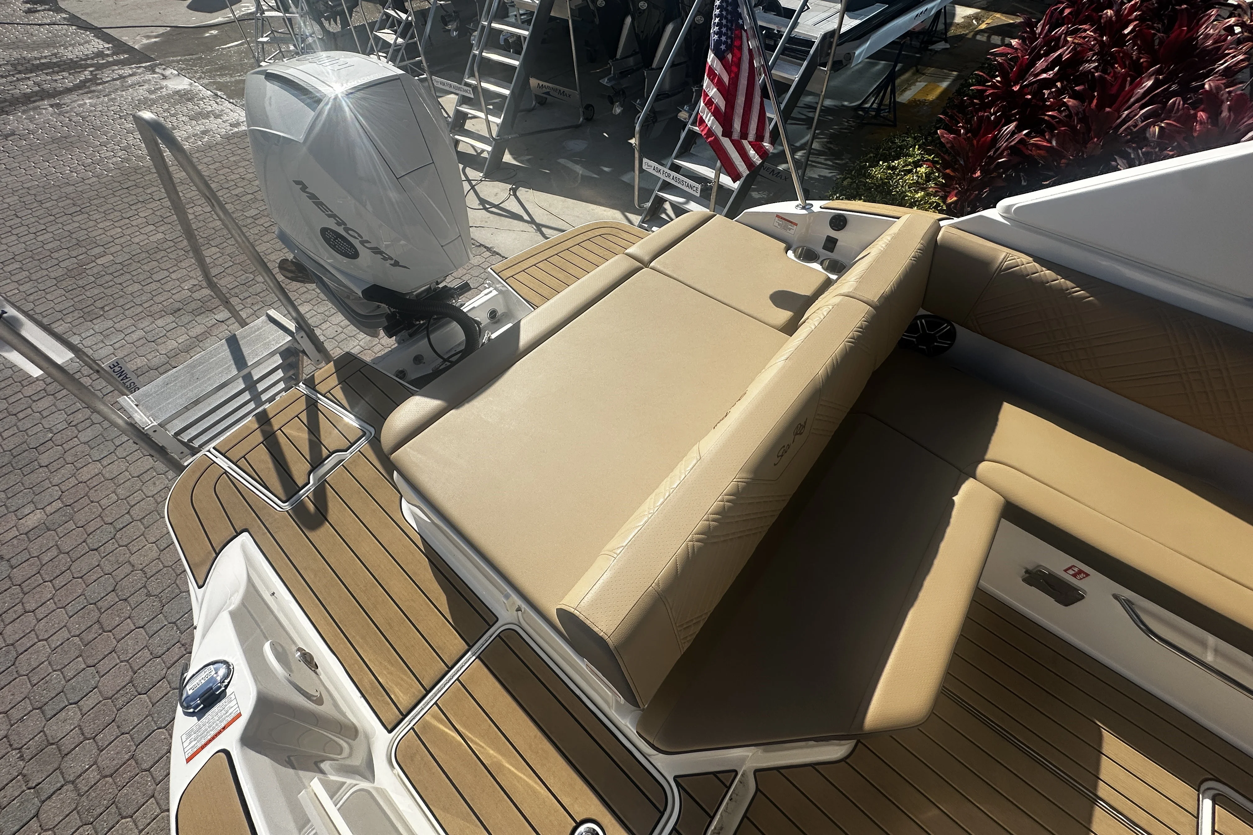 2026 Sea Ray SDX 230 Outboard Image Thumbnail #7