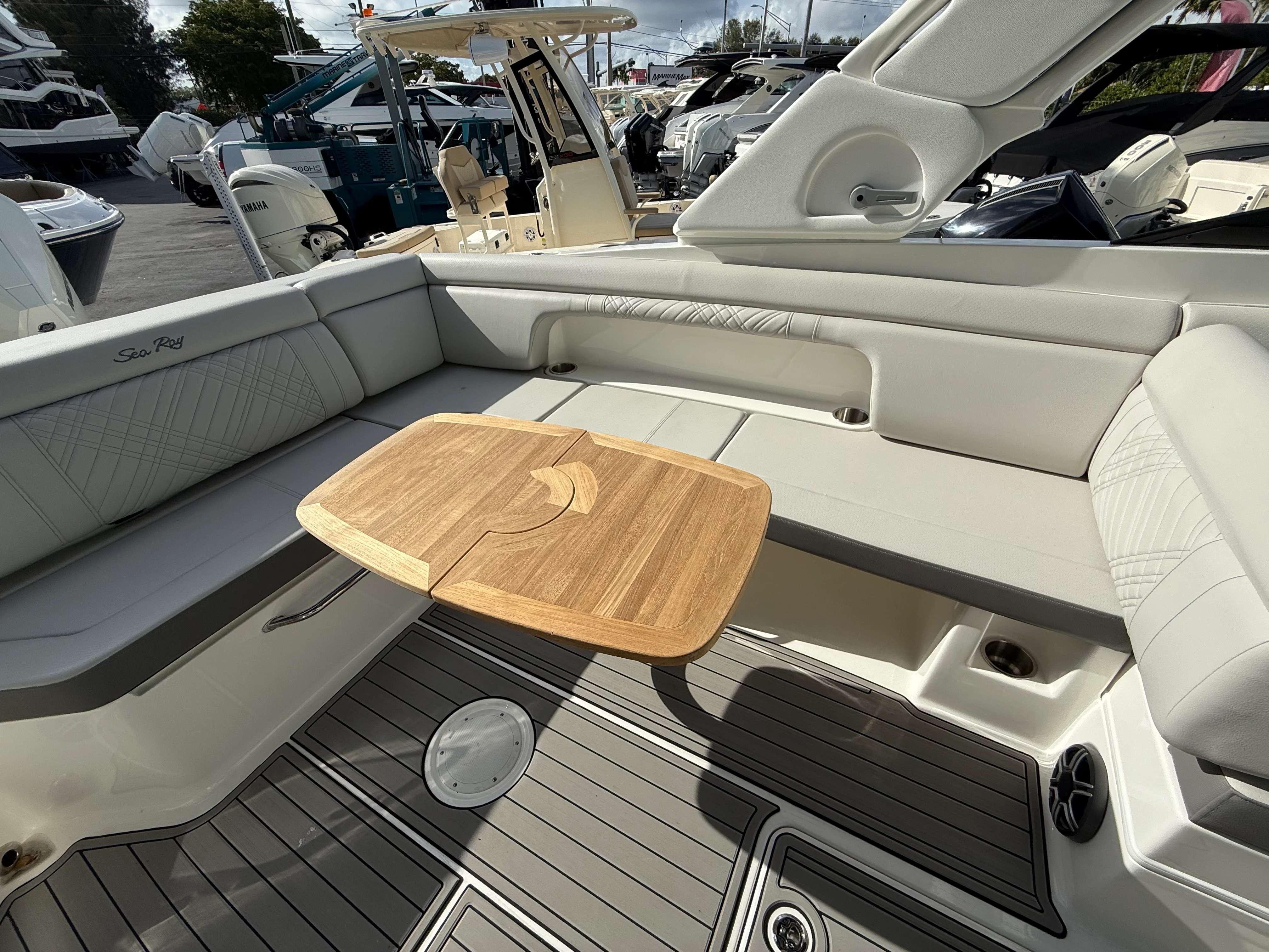 2026 Sea Ray SDX 290 Outboard Image Thumbnail #8