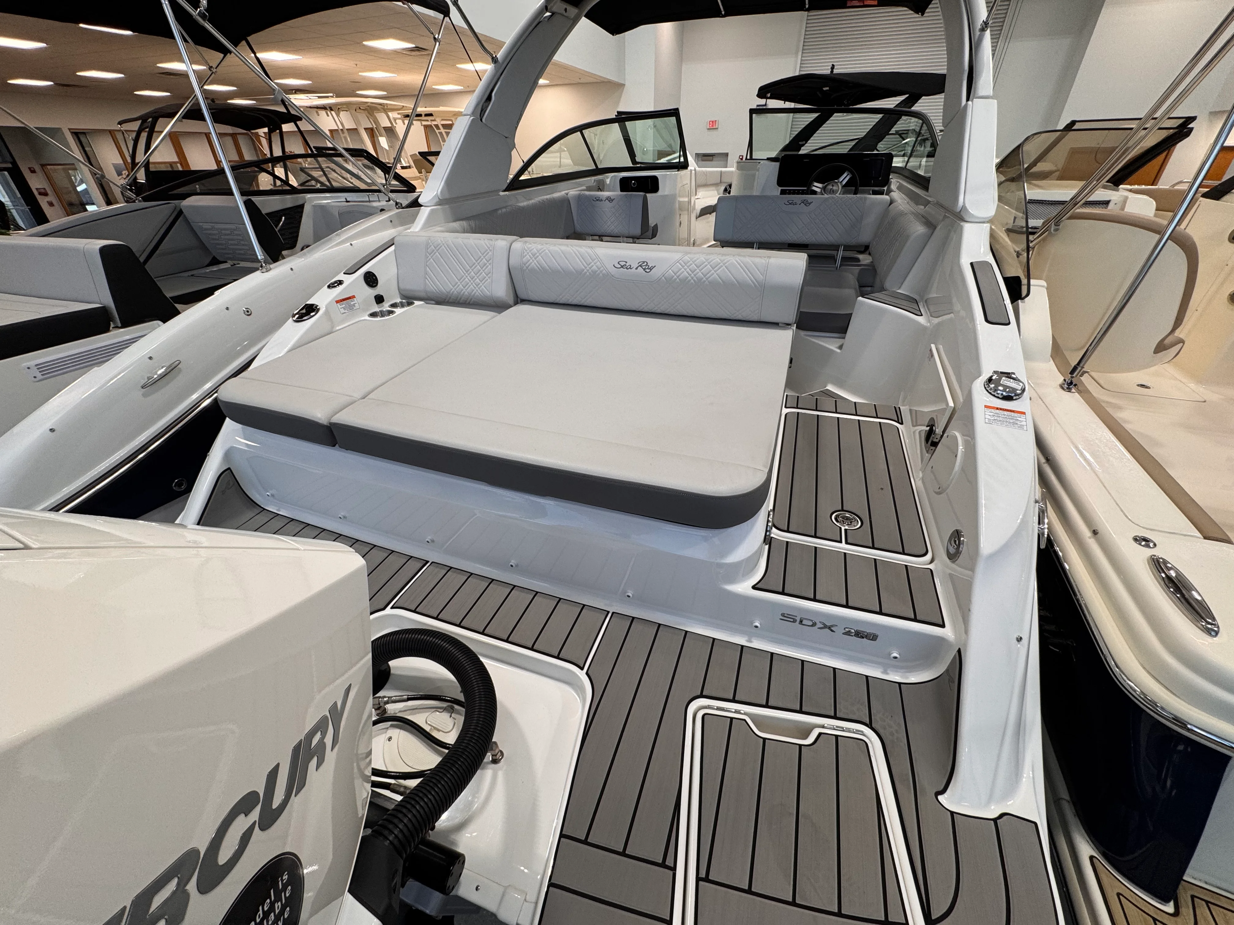 2026 Sea Ray SDX 250 Outboard Image Thumbnail #8