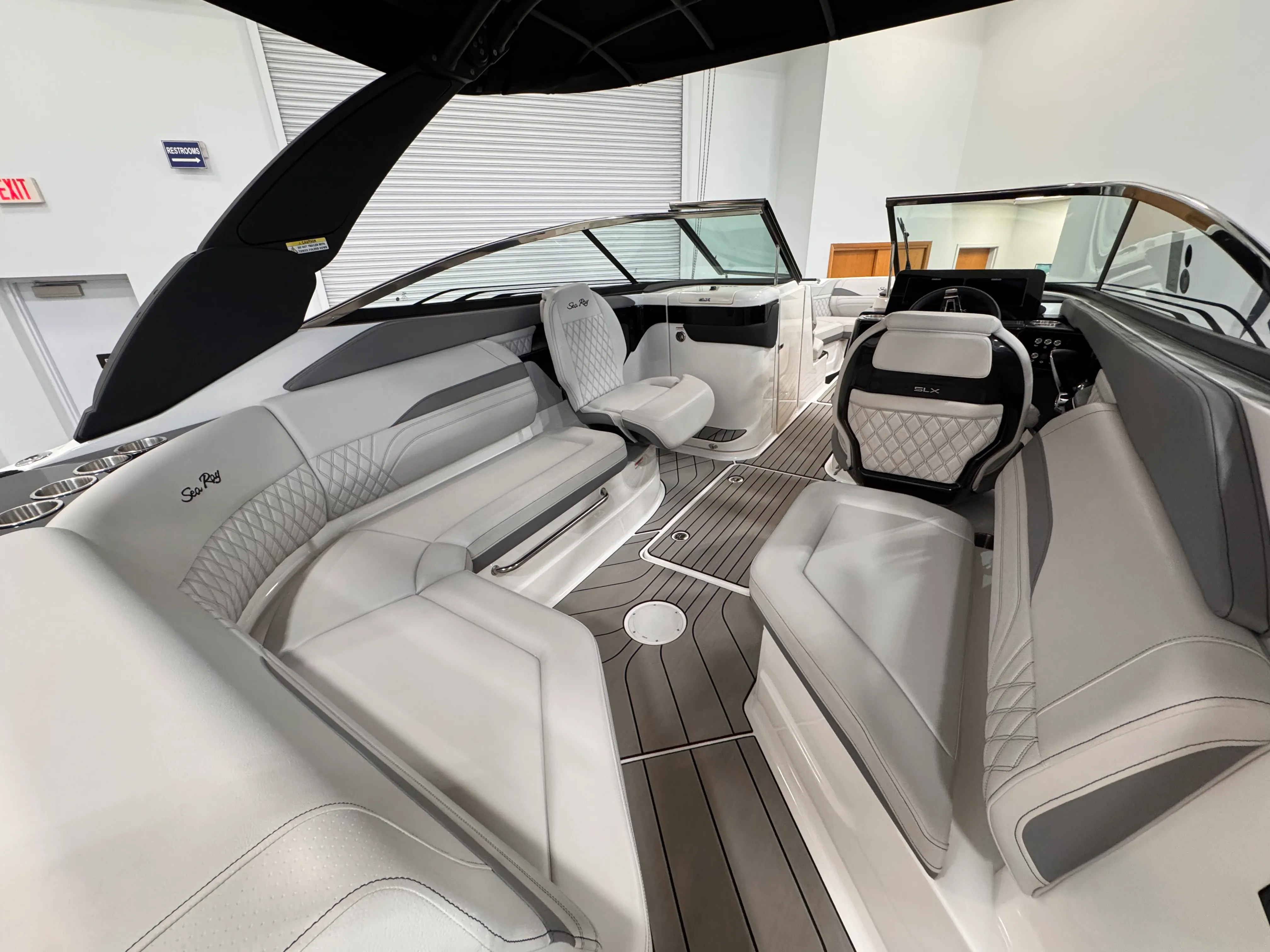 2026 Sea Ray SLX 260 Outboard Image Thumbnail #11