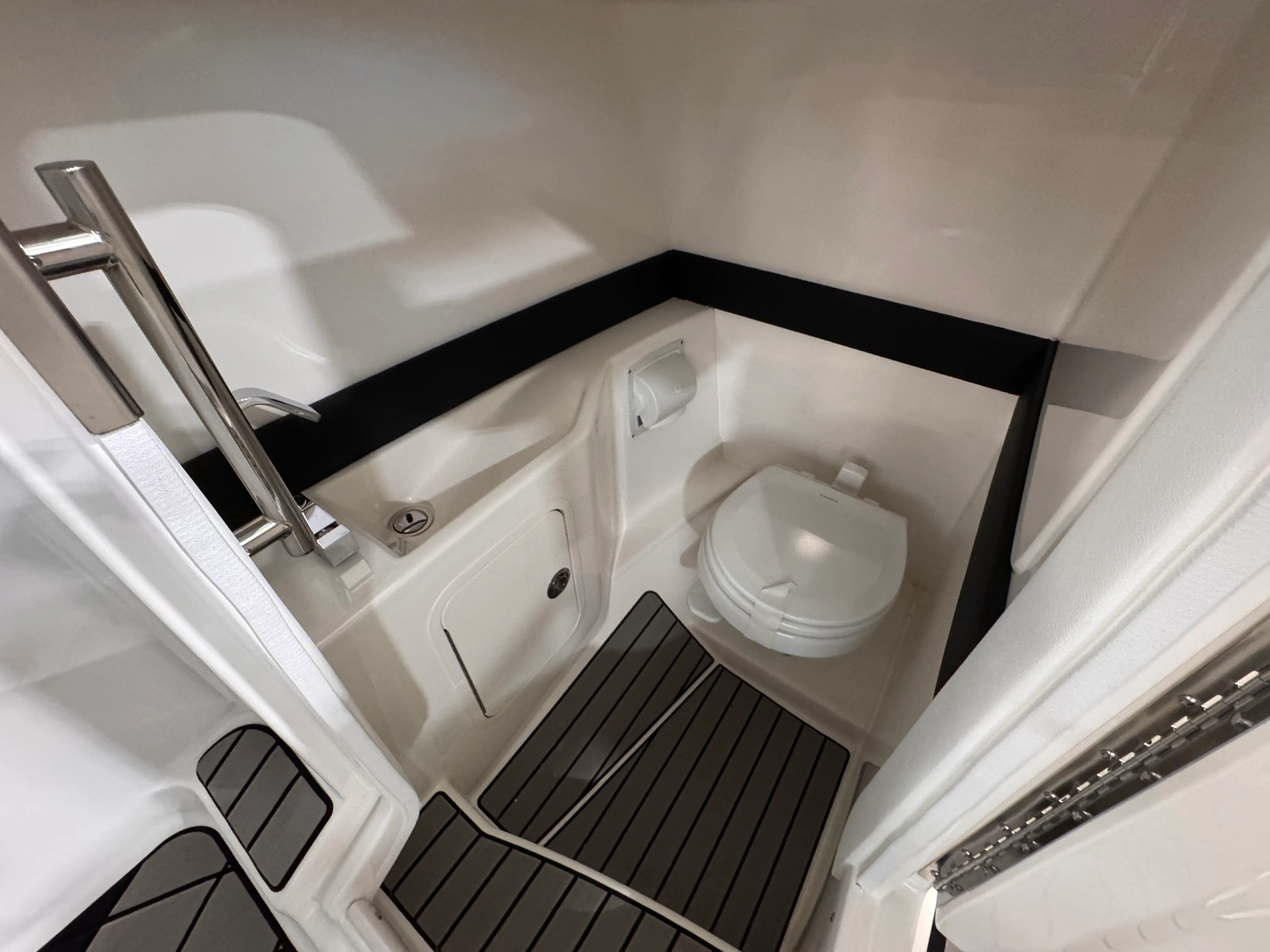 2026 Sea Ray SLX 260 Outboard Image Thumbnail #22