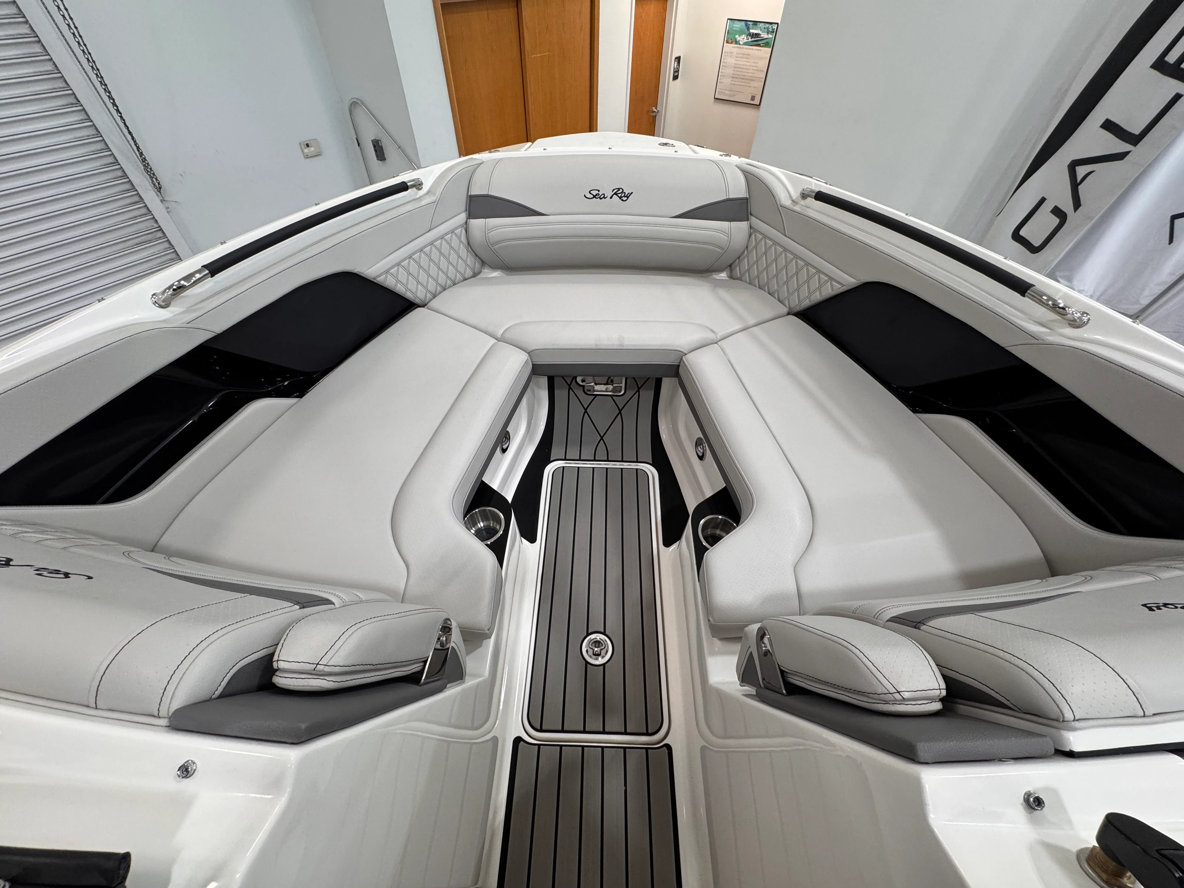 2026 Sea Ray SLX 260 Outboard Image Thumbnail #17