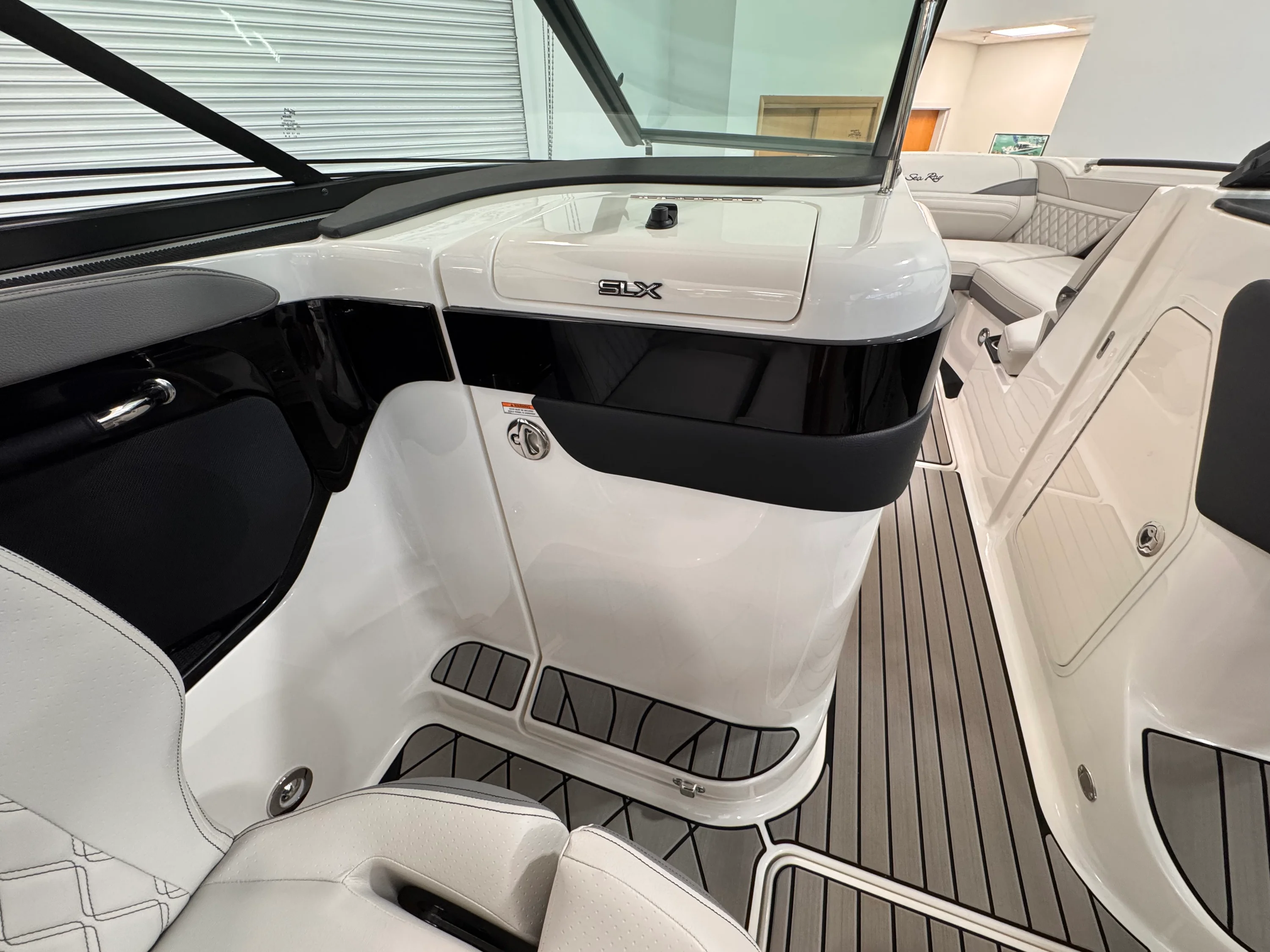 2026 Sea Ray SLX 260 Outboard Image Thumbnail #21