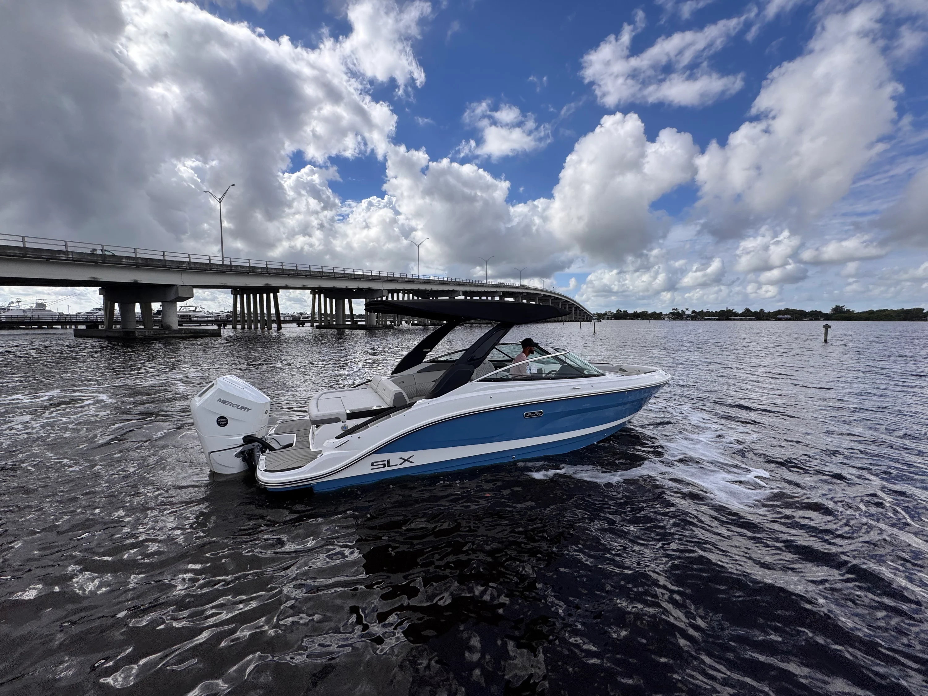 2026 Sea Ray SLX 260 Outboard Image Thumbnail #4