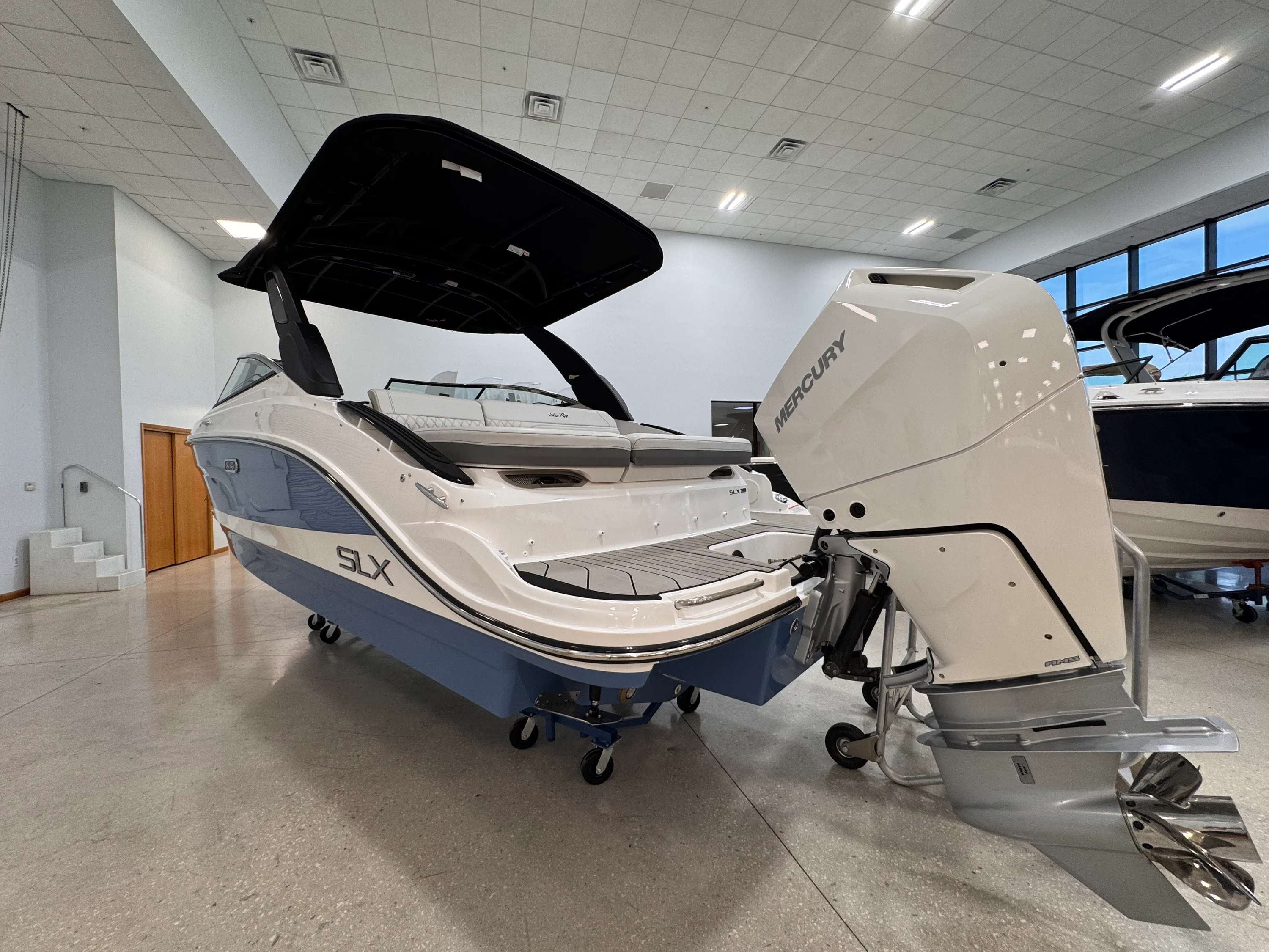 2026 Sea Ray SLX 260 Outboard Image Thumbnail #8