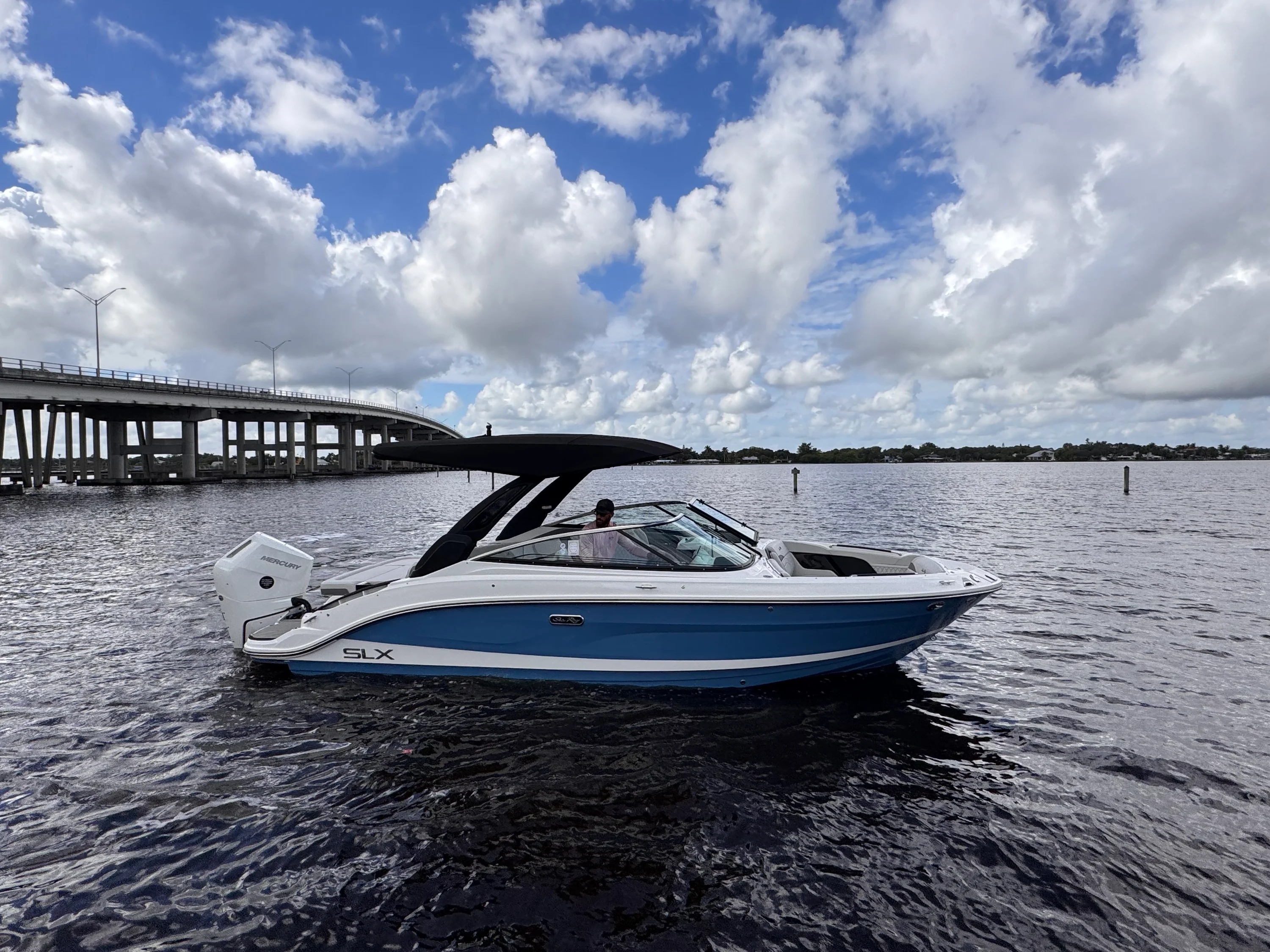 2026 Sea Ray SLX 260 Outboard Image Thumbnail #3