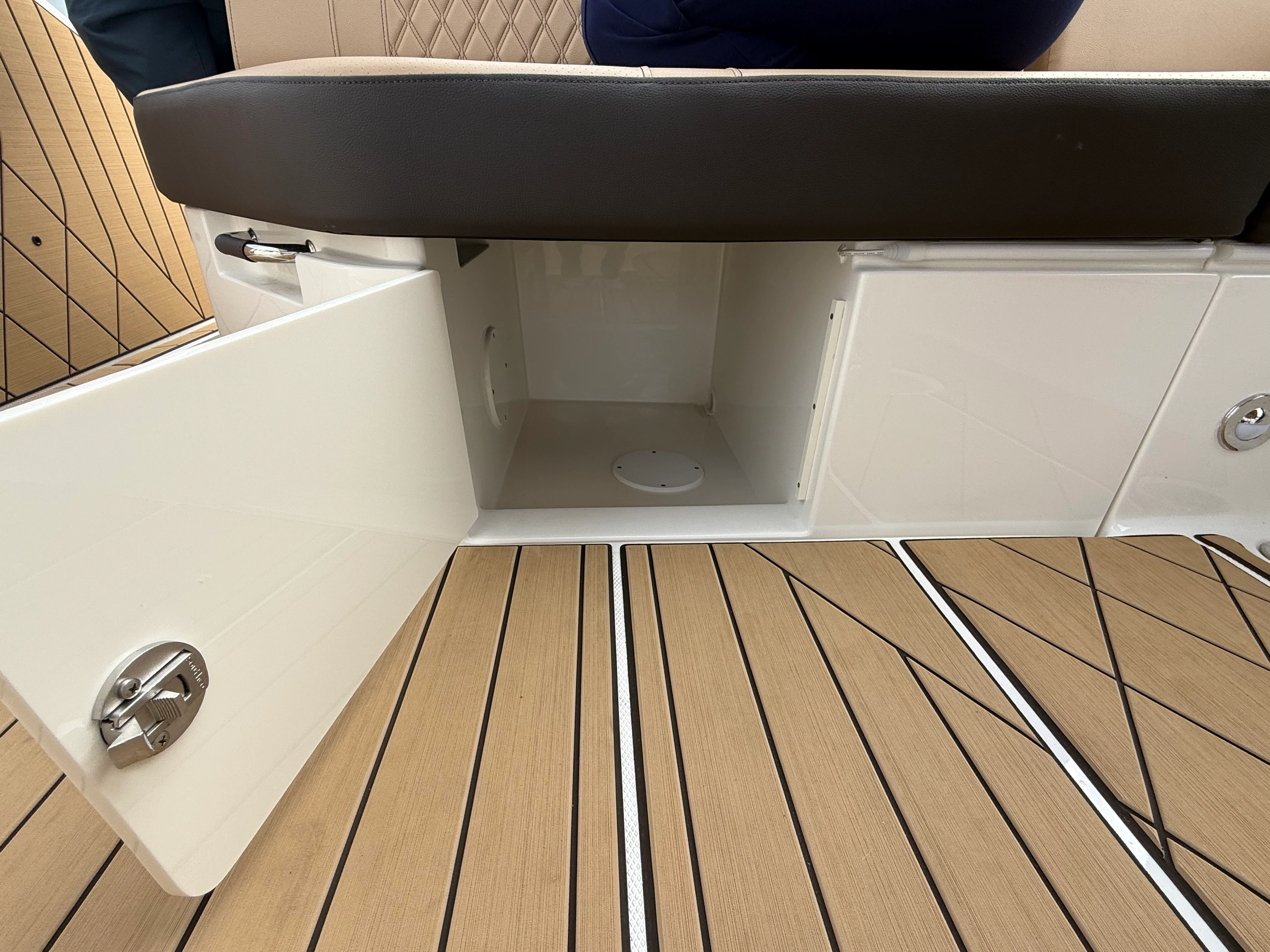 2026 Sea Ray SLX 400 Outboard Image Thumbnail #27