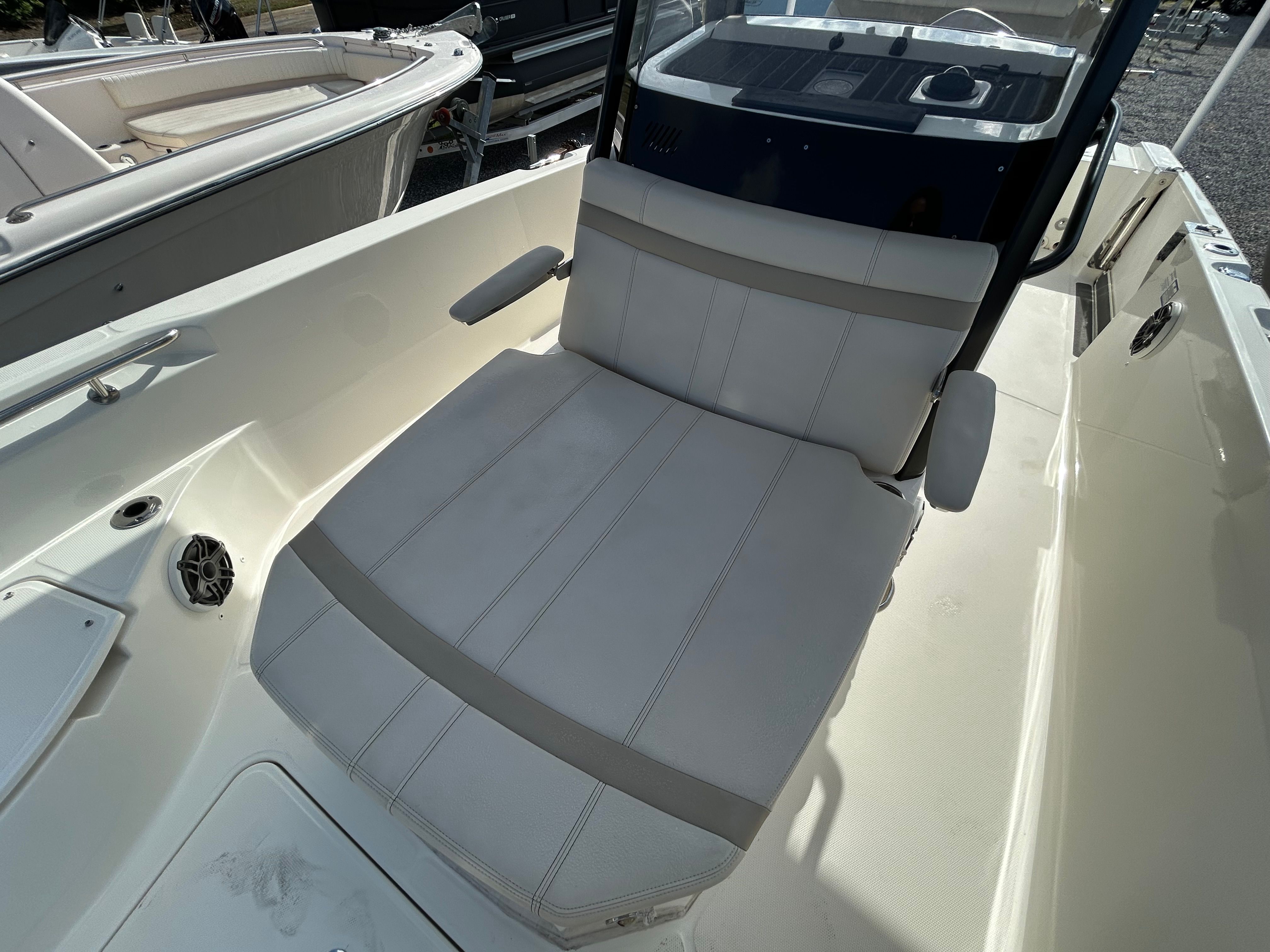 2023 Boston Whaler 28 DAUNTLESS Image Thumbnail #14