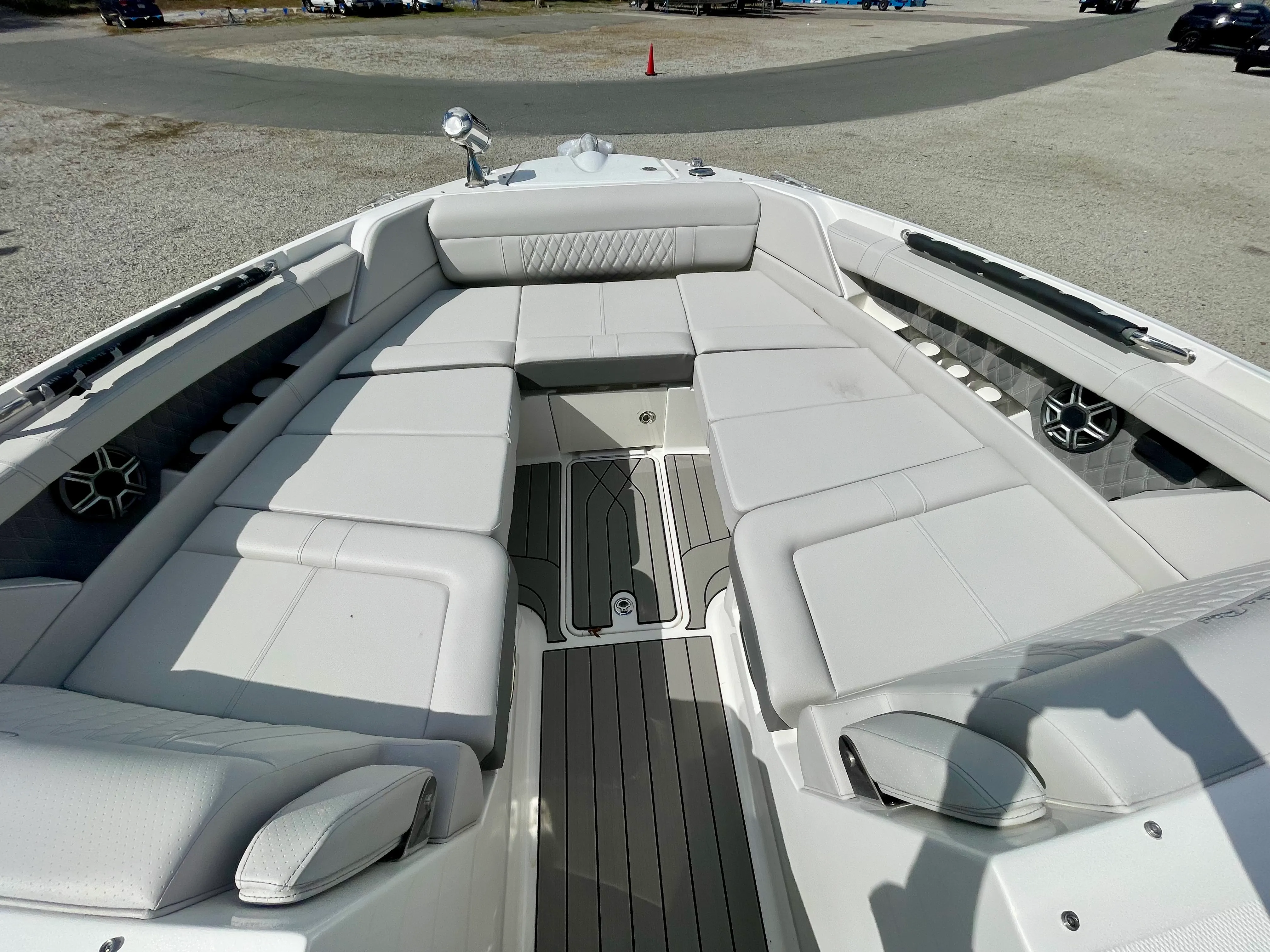 2026 Sea Ray SLX 350 Outboard Image Thumbnail #20