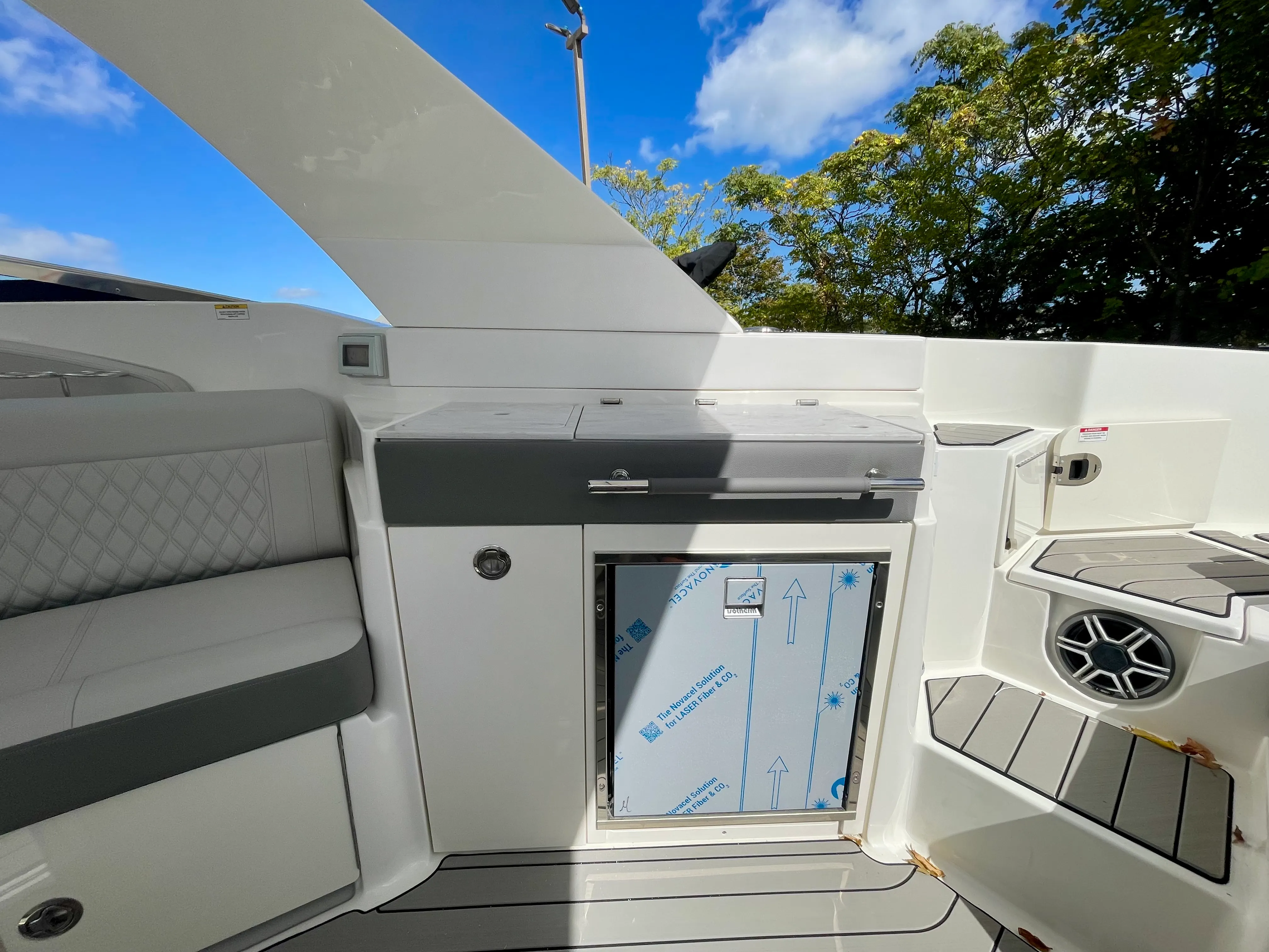 2026 Sea Ray SLX 350 Outboard Image Thumbnail #6