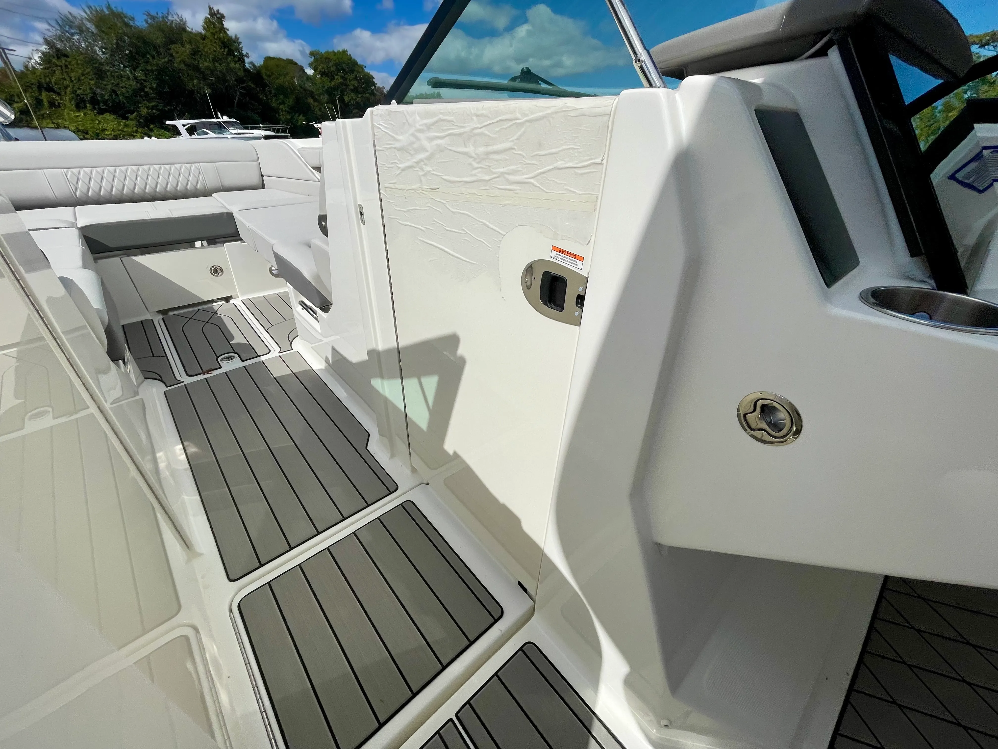 2026 Sea Ray SLX 350 Outboard Image Thumbnail #17